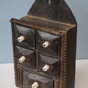 Armoire à épices d'apothicaire de cuisine en bois sculpté primitif
