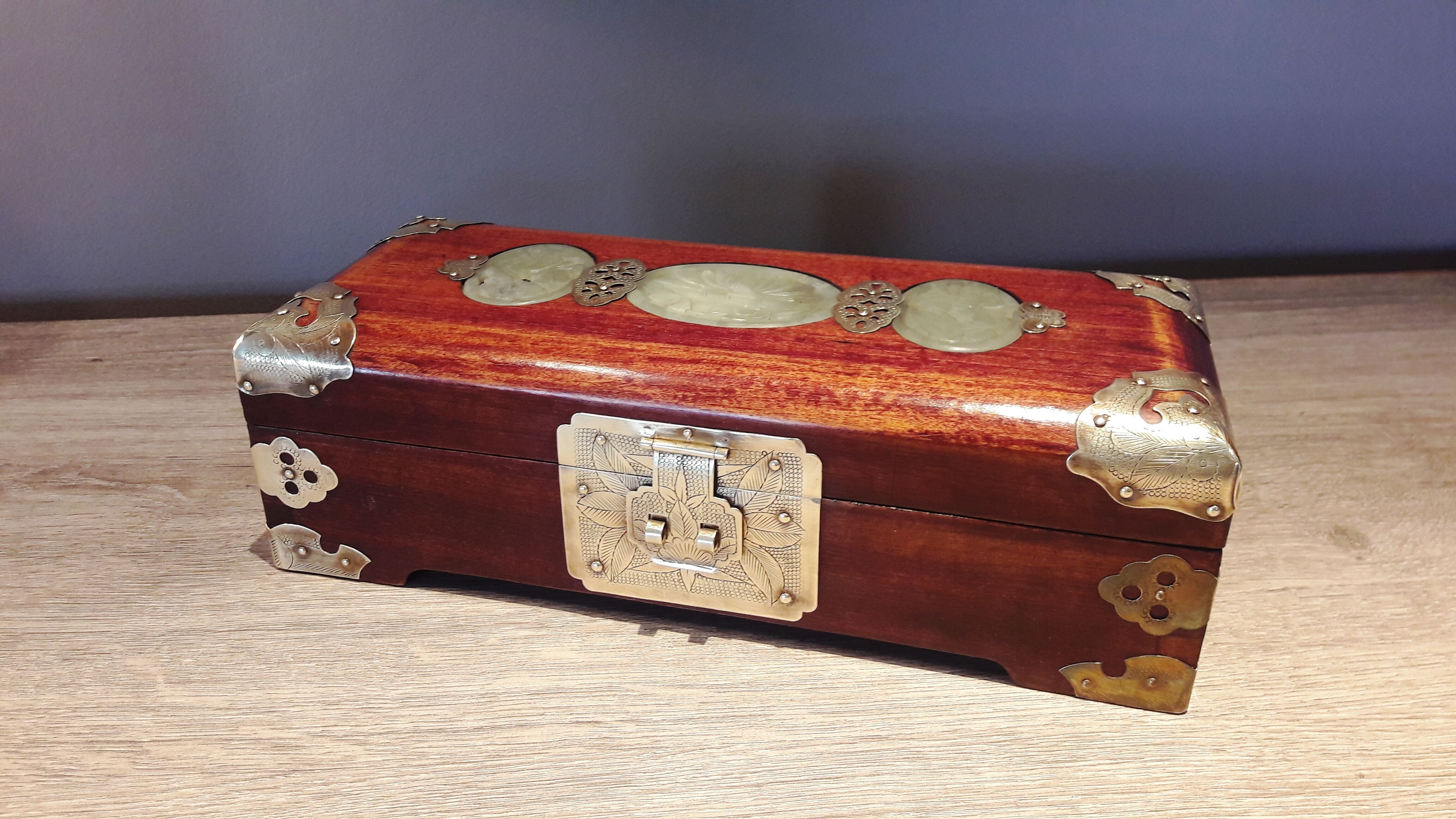 Jewelry box, Chinese jade stone - Wood - Mahogany, Brass