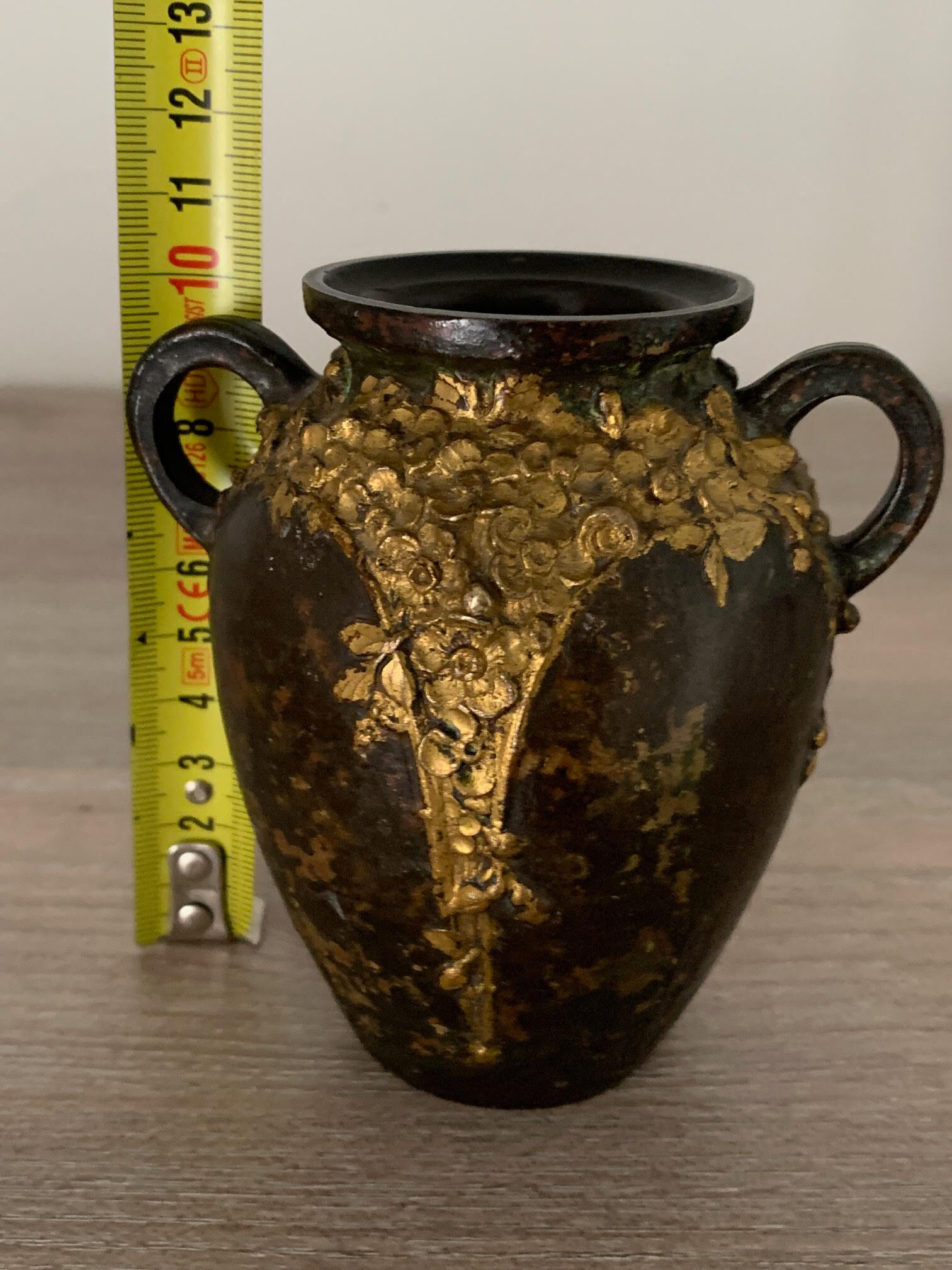 Bronze urn Louchet