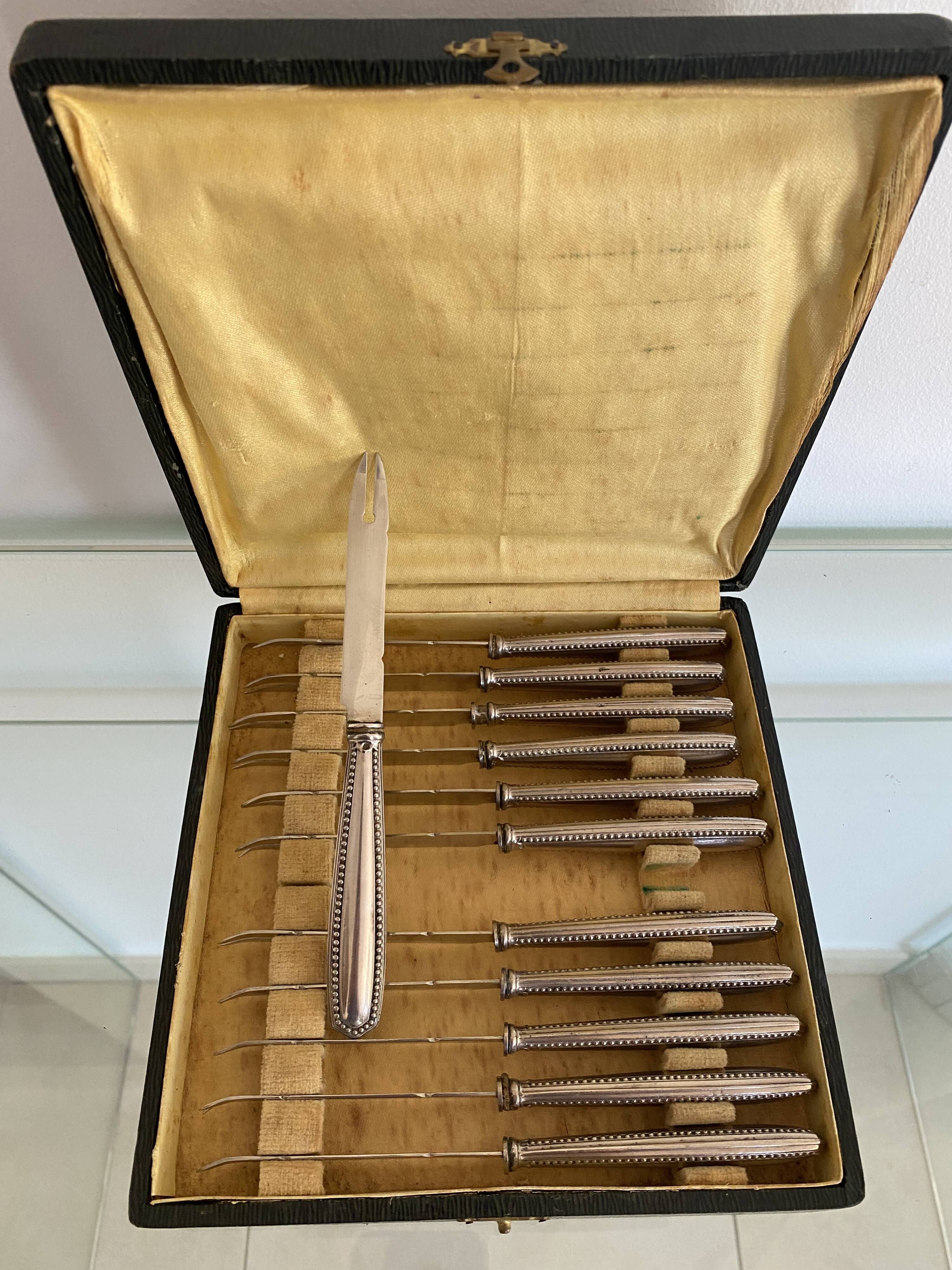 Ensemble  de 12 couteaux à crustacés, ancien, 1900