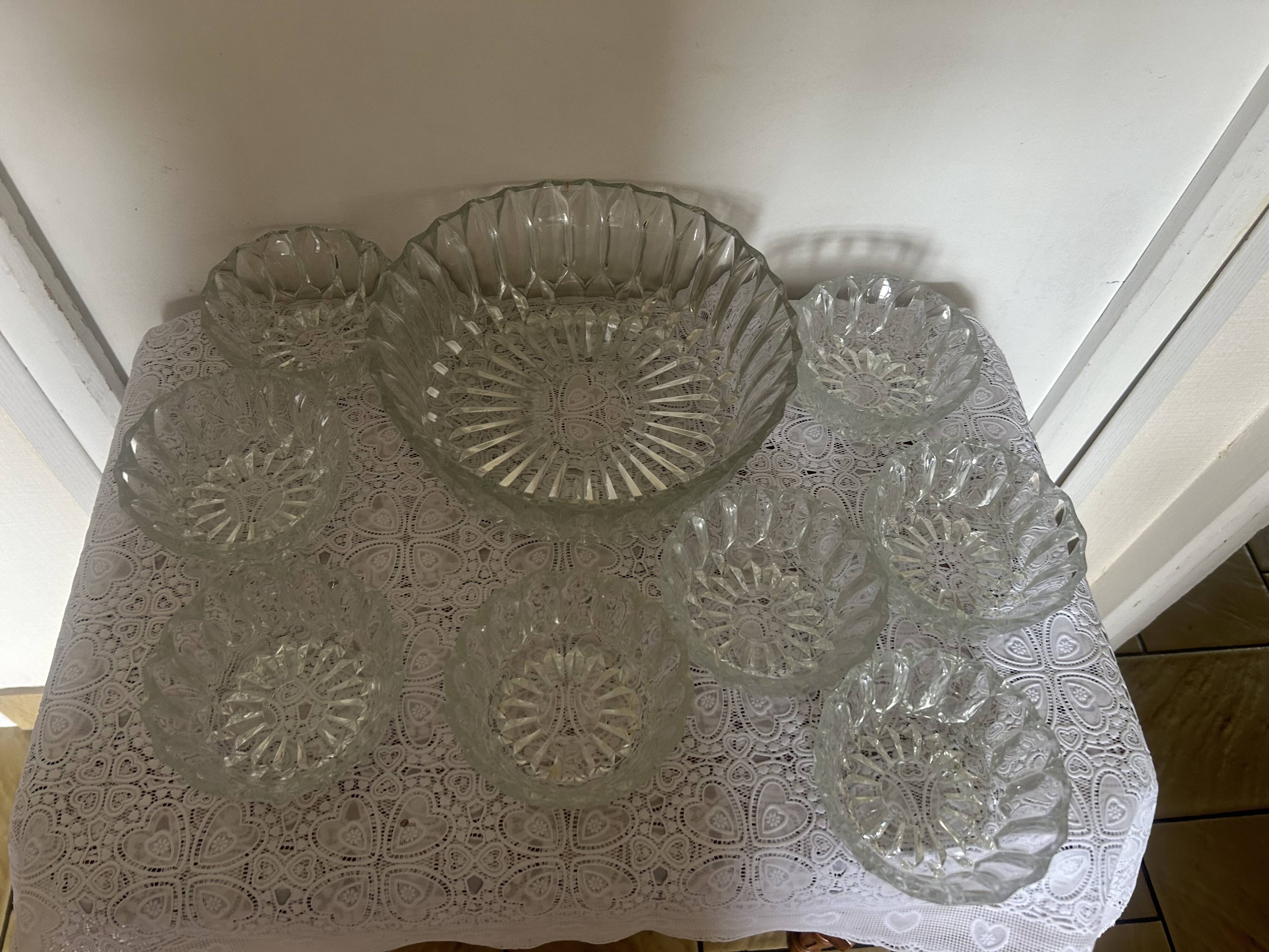 Fruit bowl and its bowls