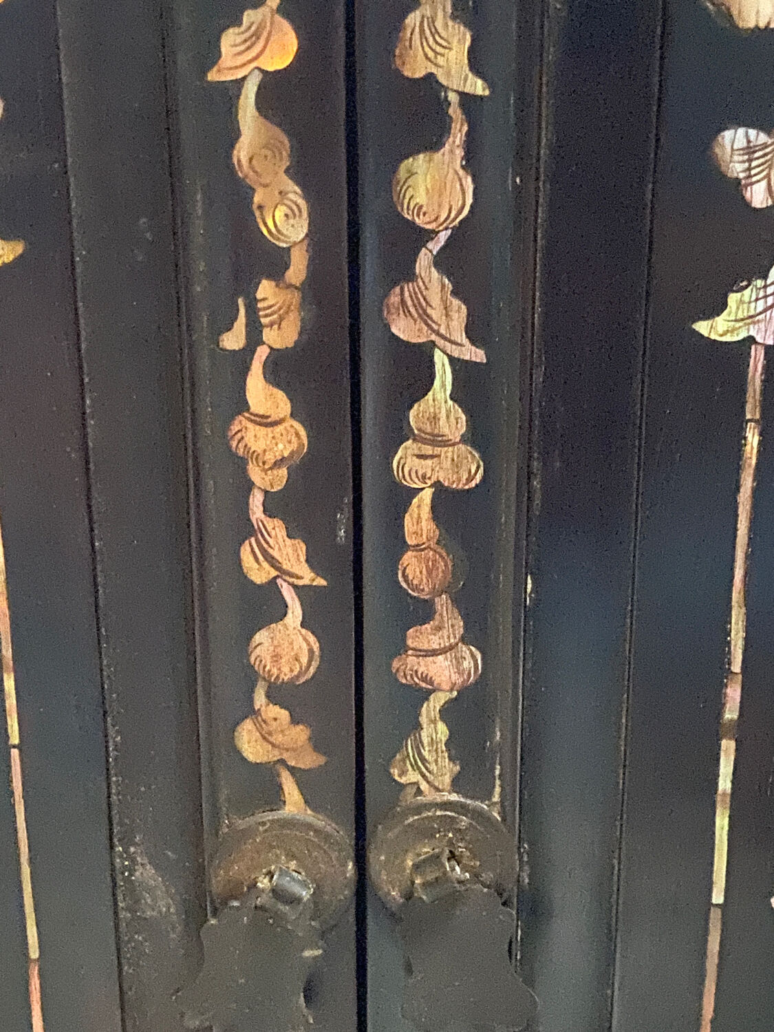 Small Asian cabinet with mother-of-pearl marquetry