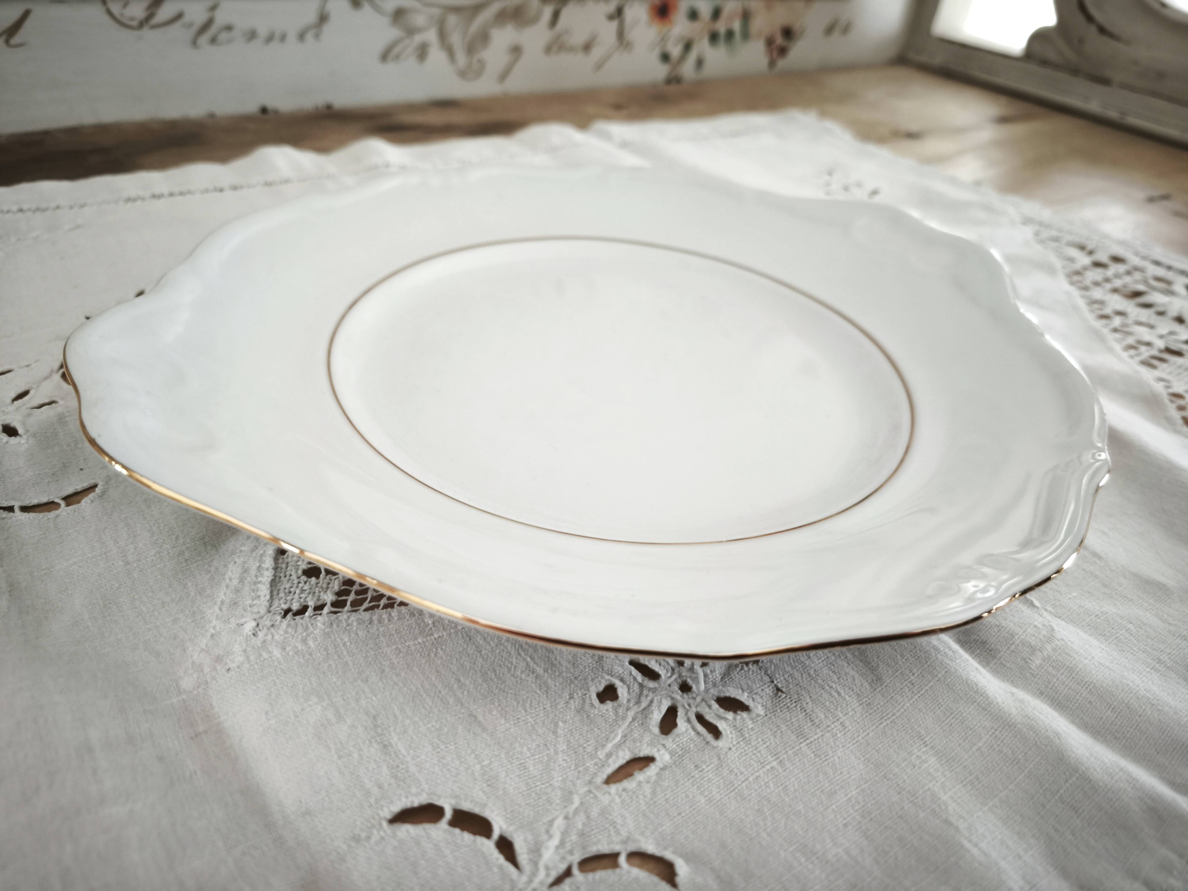 Porcelain mignardise dish with ear handles, double gold line manufacture.