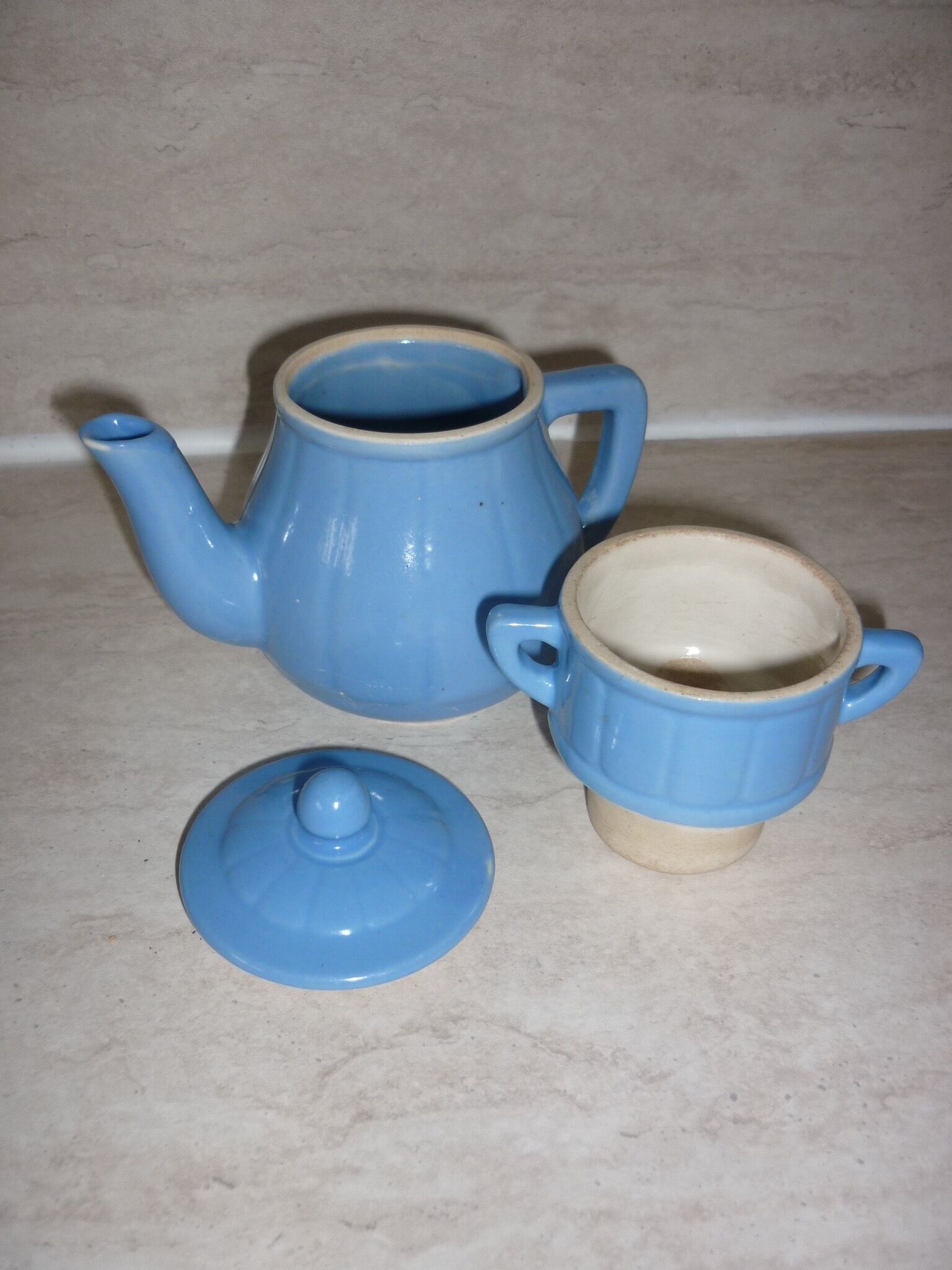 Individual coffee maker with bright blue filter