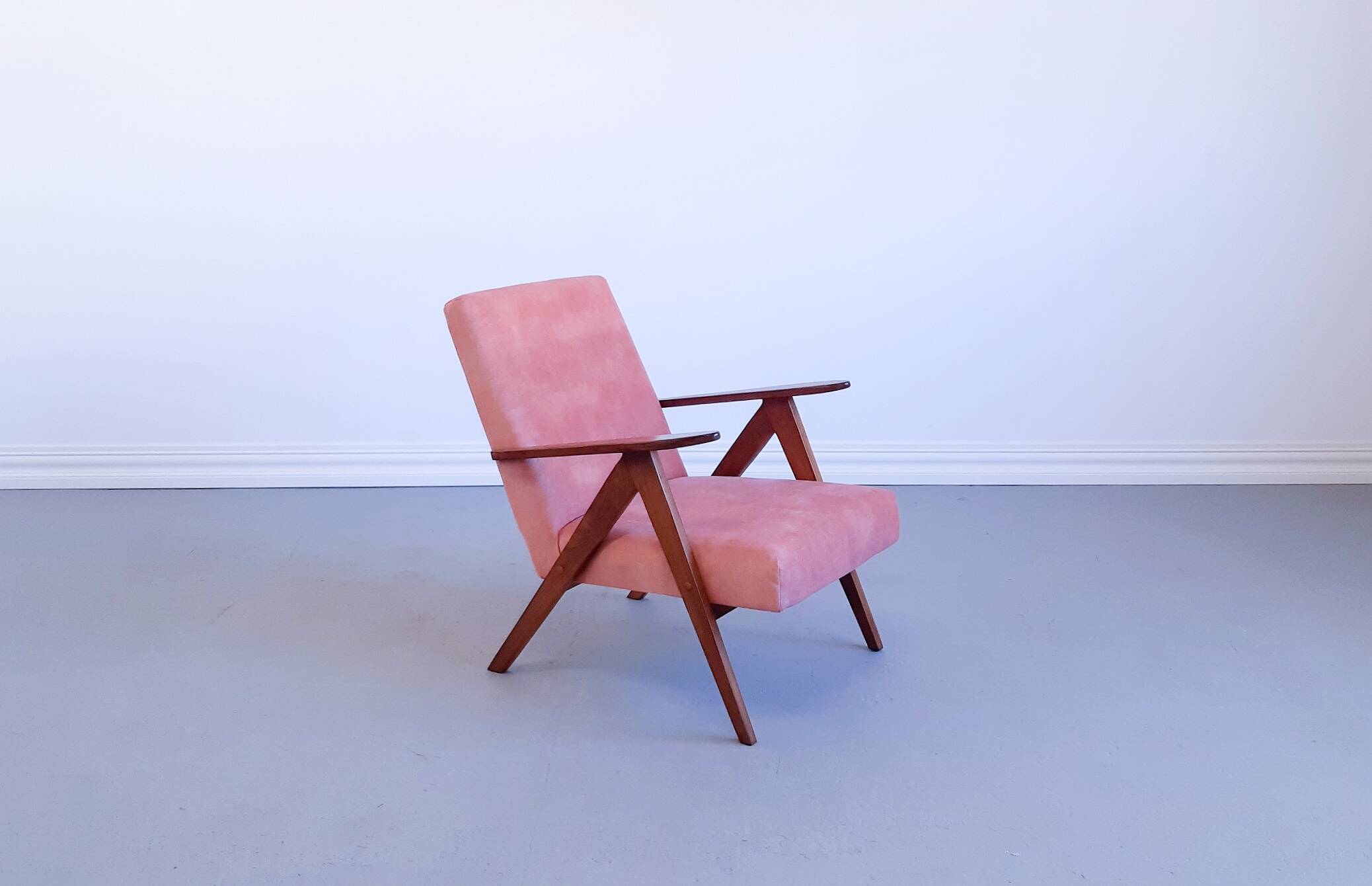Mid Century Easy Chair Model B 310 Var in Coral Velvet