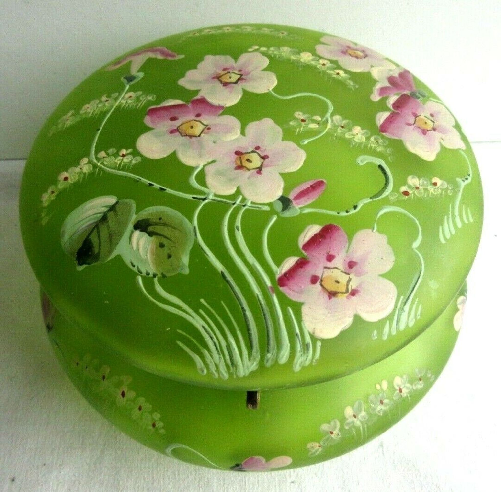 Candy box or jewelry box, Enamelled Art Nouveau glass Legras: Pink flowers