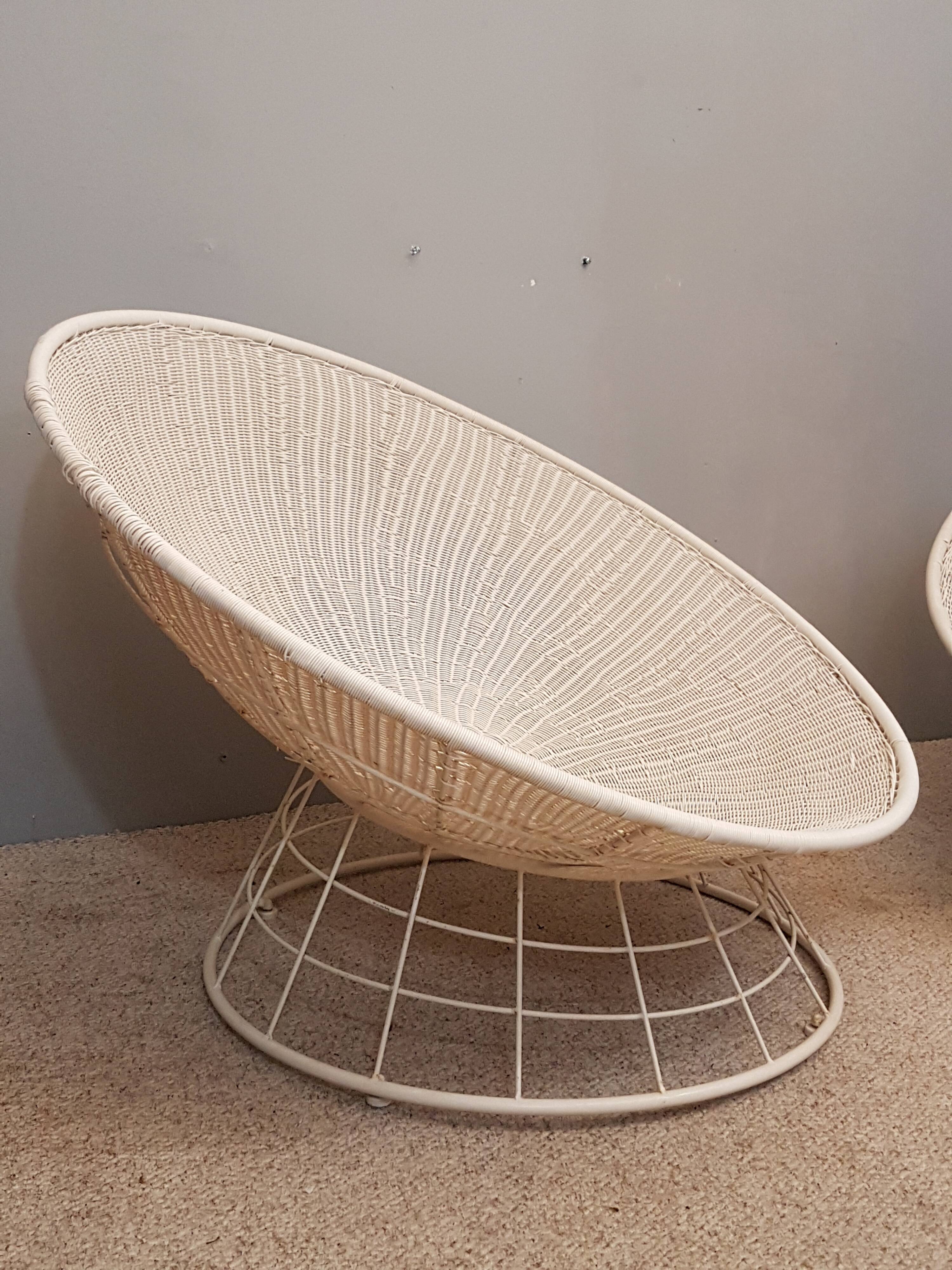 Paire de fauteuils corbeille scoubidou