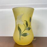 Vase en pâte de verre jaune début XXème signé Lily