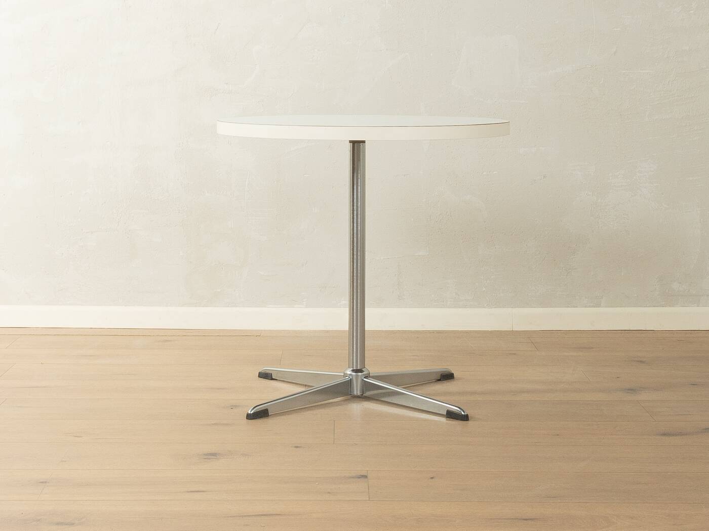 Timeless bistro table with star-shaped aluminium base