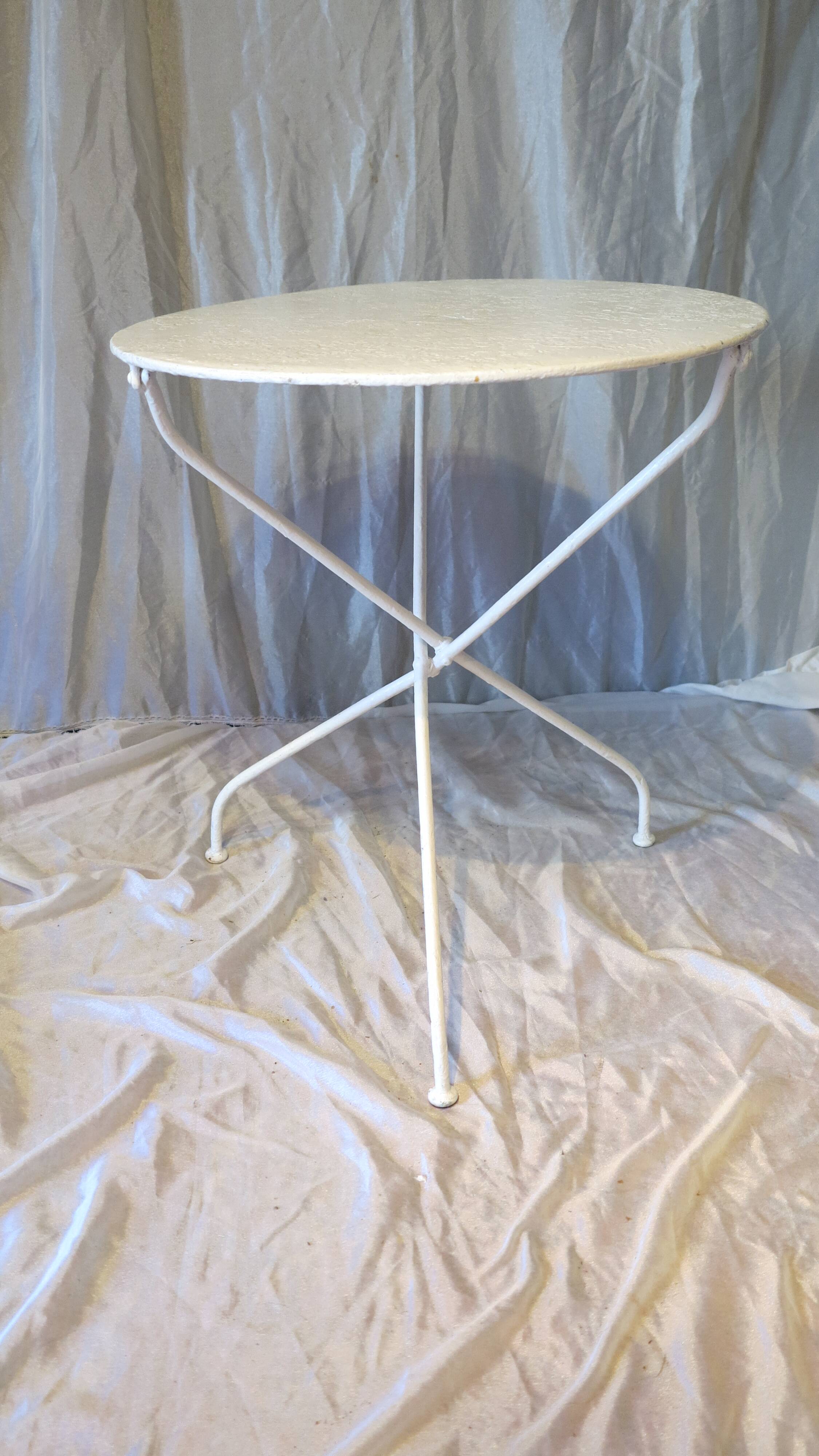 Table de jardin blanche en métal ronde