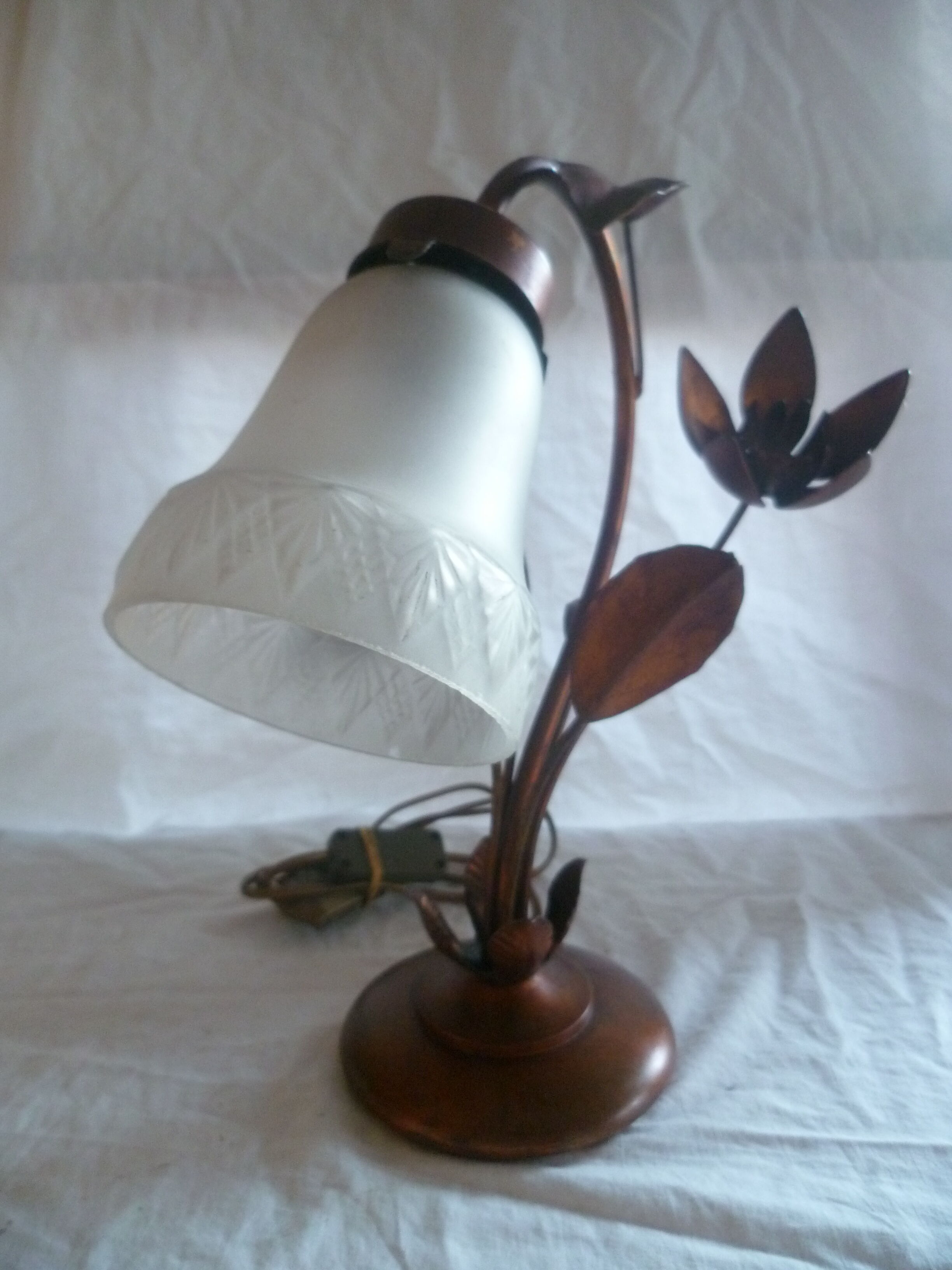 Bedside lamp / table in metal dore decor 2 flowers