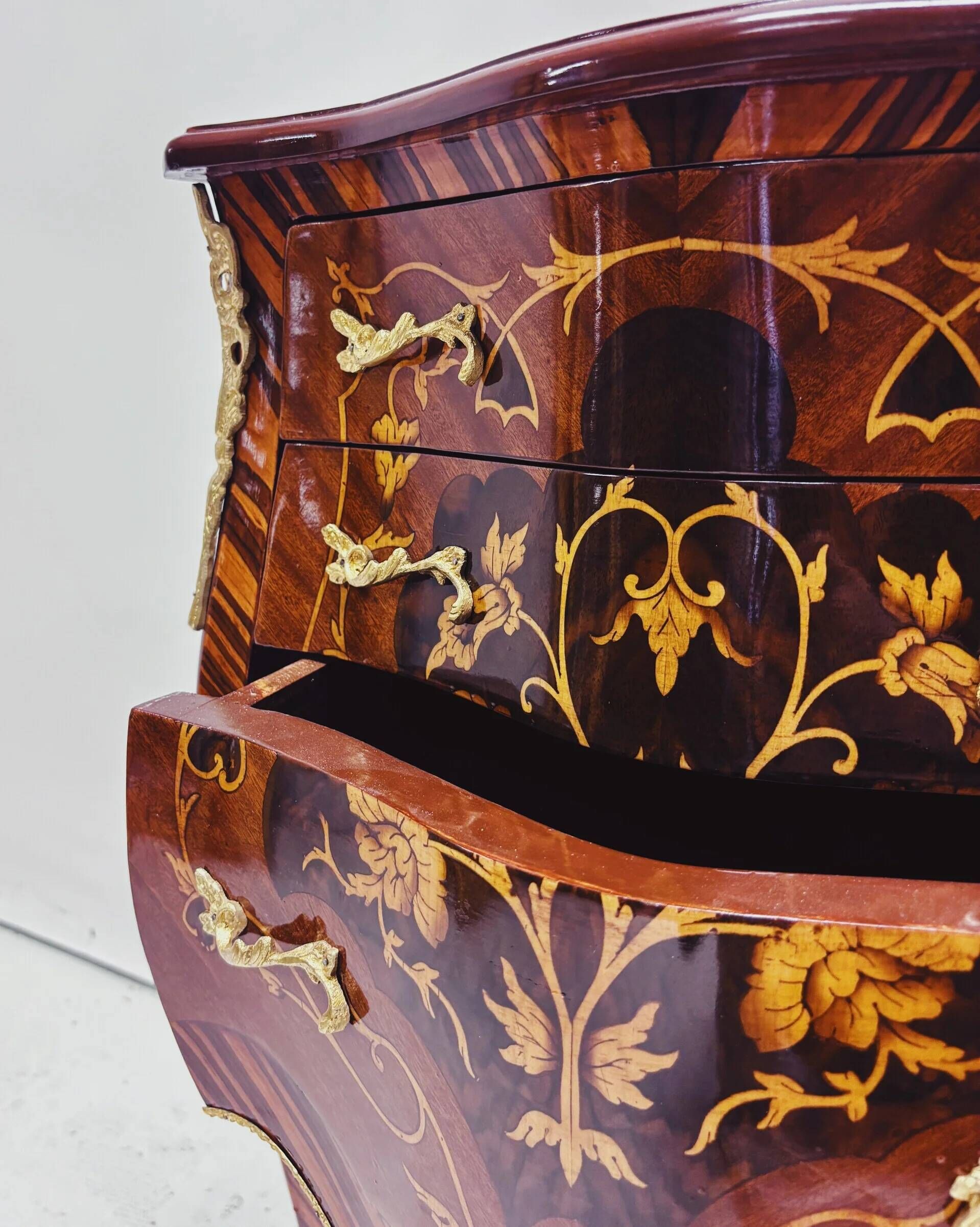 Marquetry chest of drawers with inlay in Louis XV style