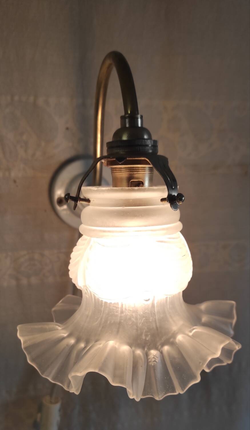 Swan neck wall light in brass, porcelain and glass paste - mid 20th century.