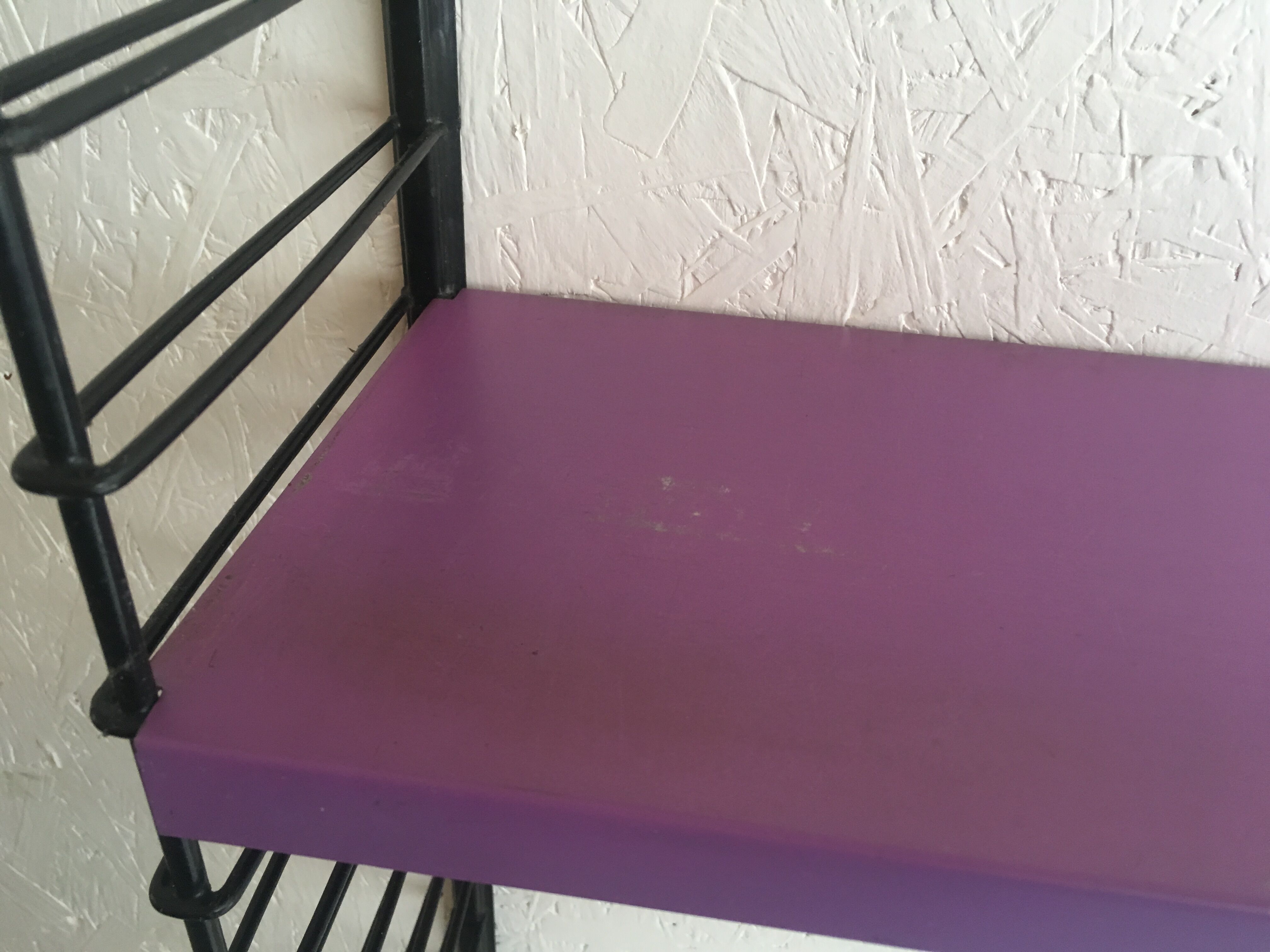 Metal wall book shelving