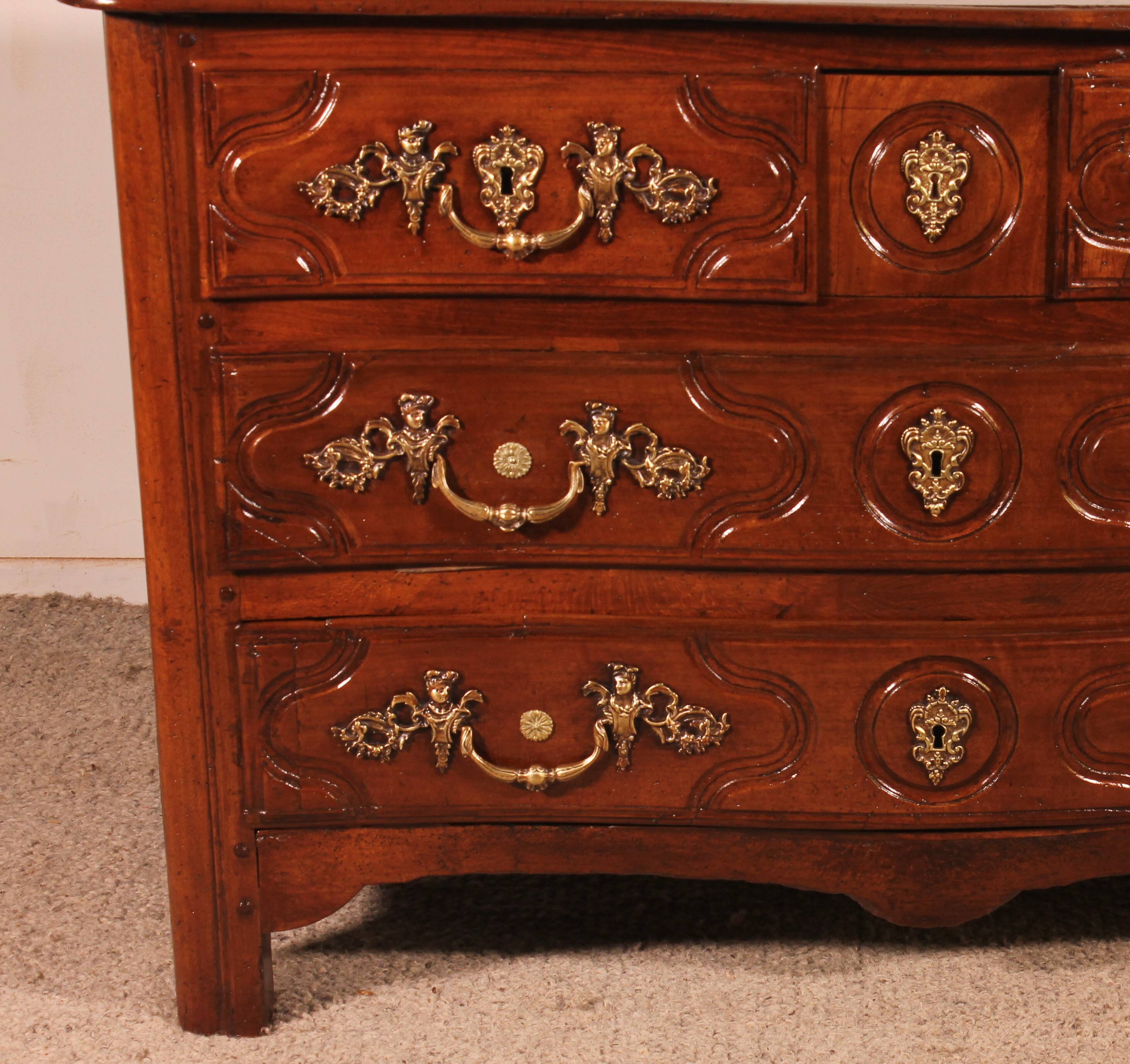 Parisian Regency Period Walnut Chest of Drawers - 18th Century