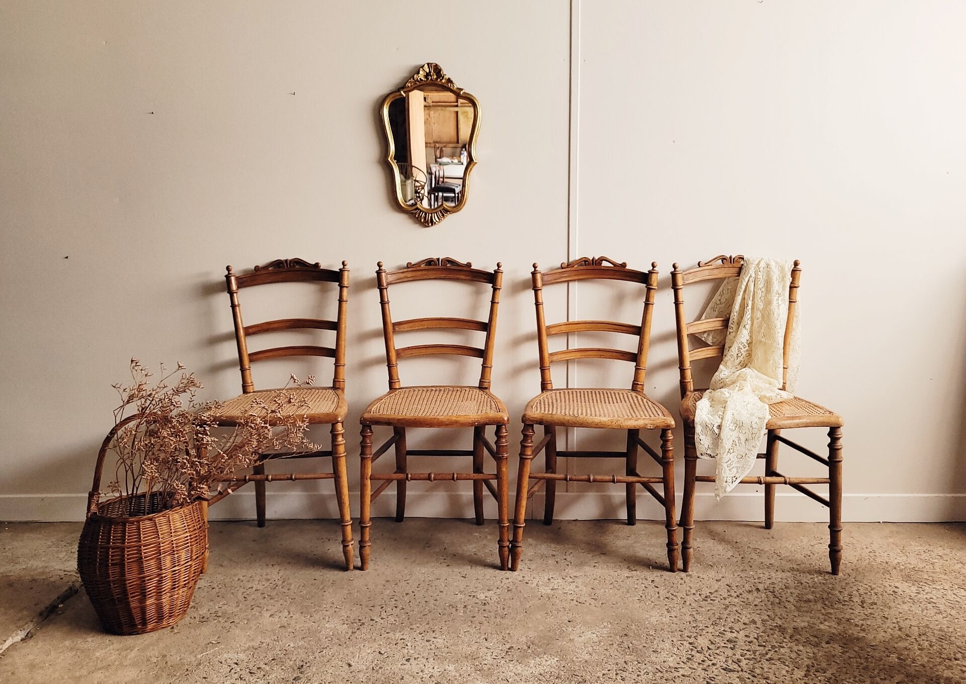 Lot de 4 chaises volantes Louis XVI