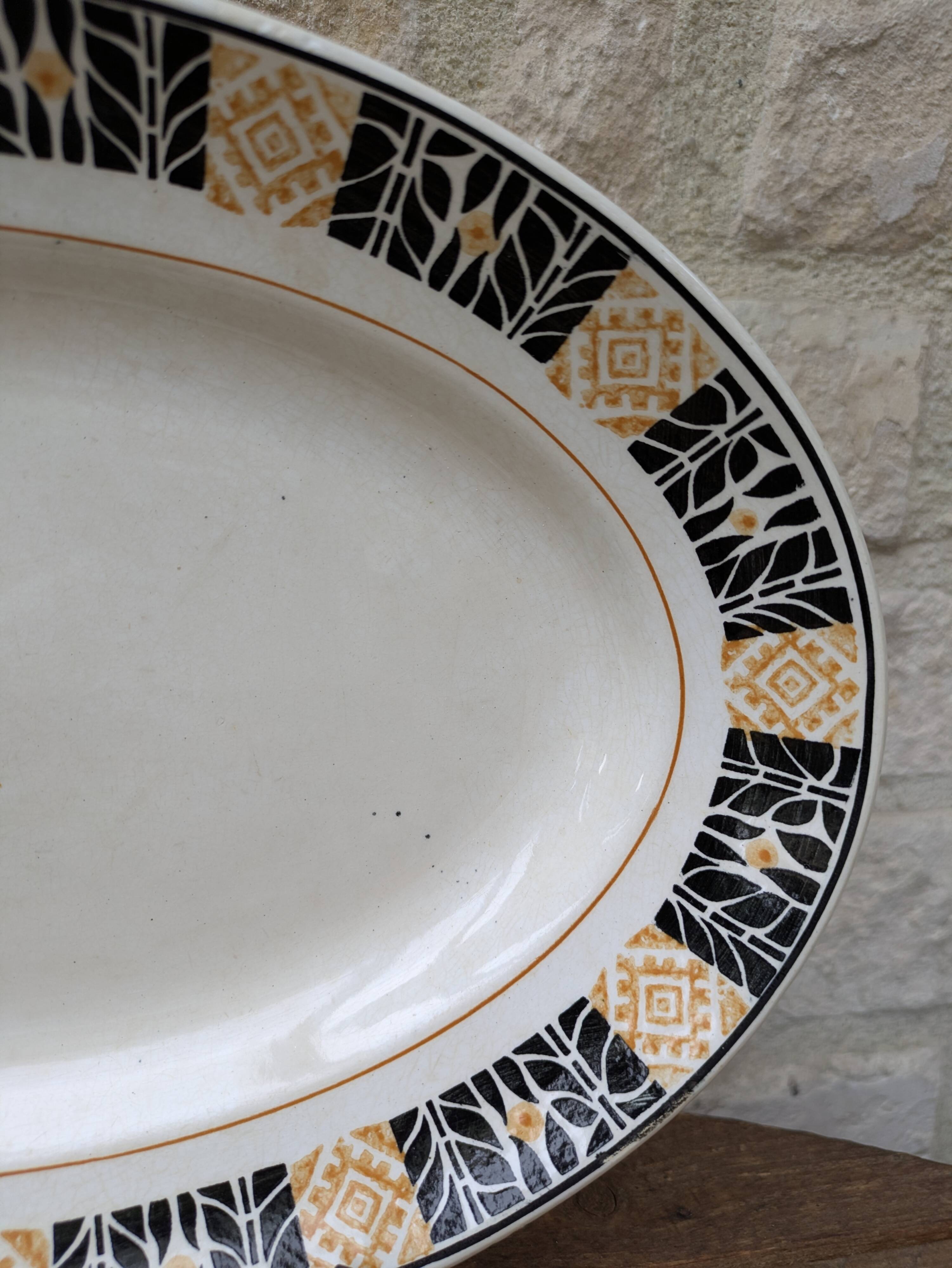 Plat de service Saint Amand modèle Trianon Terre de Fer contour géométrique