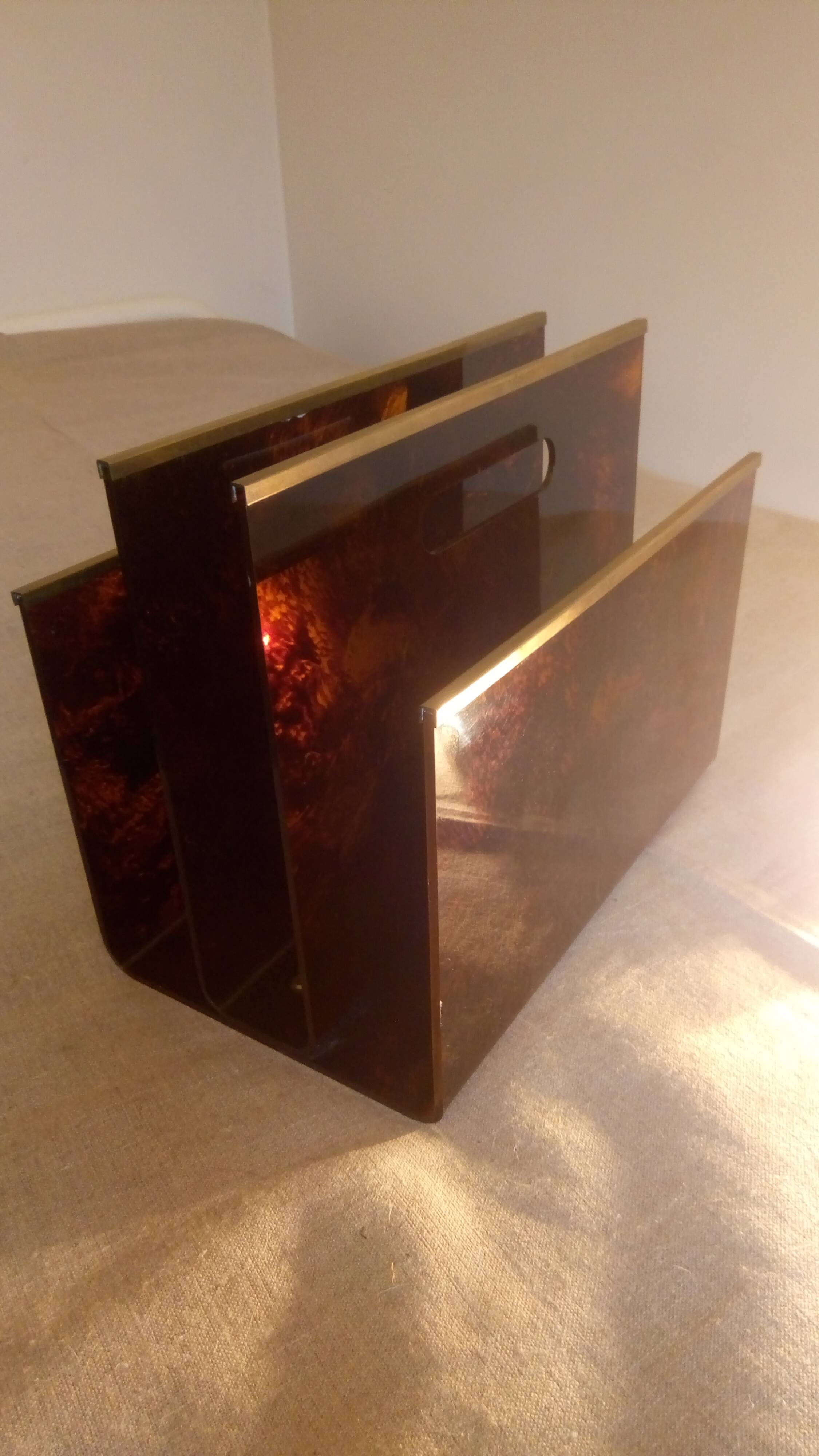 Magazine holder in lucite, tortoiseshell