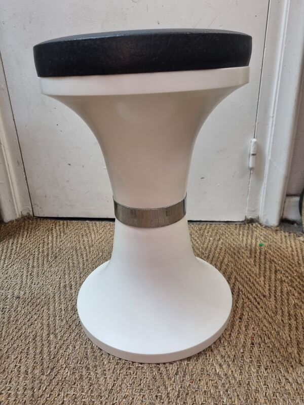 Tabouret tam tam dessus skaï noir de 1970