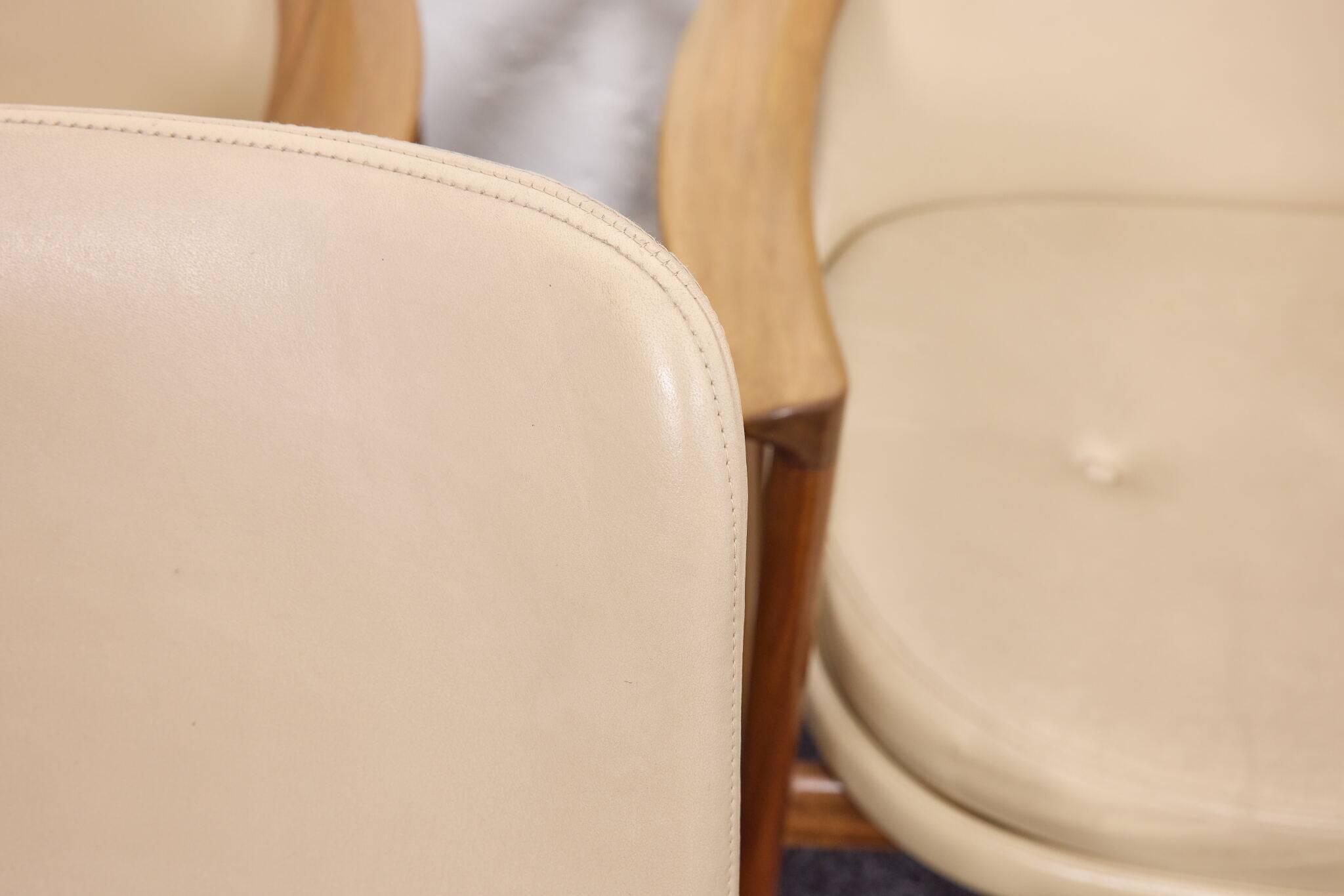 Chaises de salle à manger/conférence vintage avec accoudoirs en noyer et cuir vinyle d'origine b