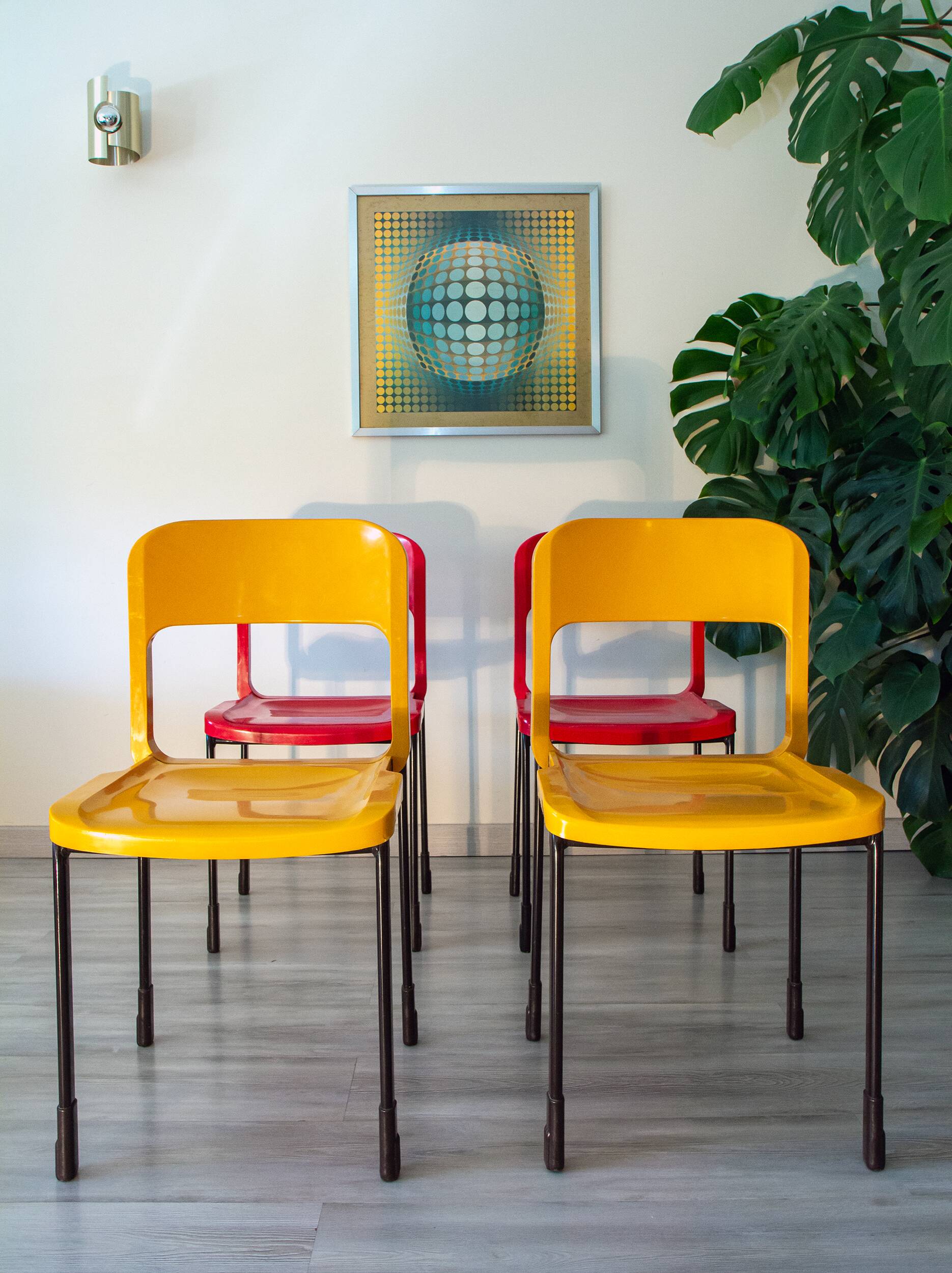 Série de 8 chaises design Pop année 1970-80