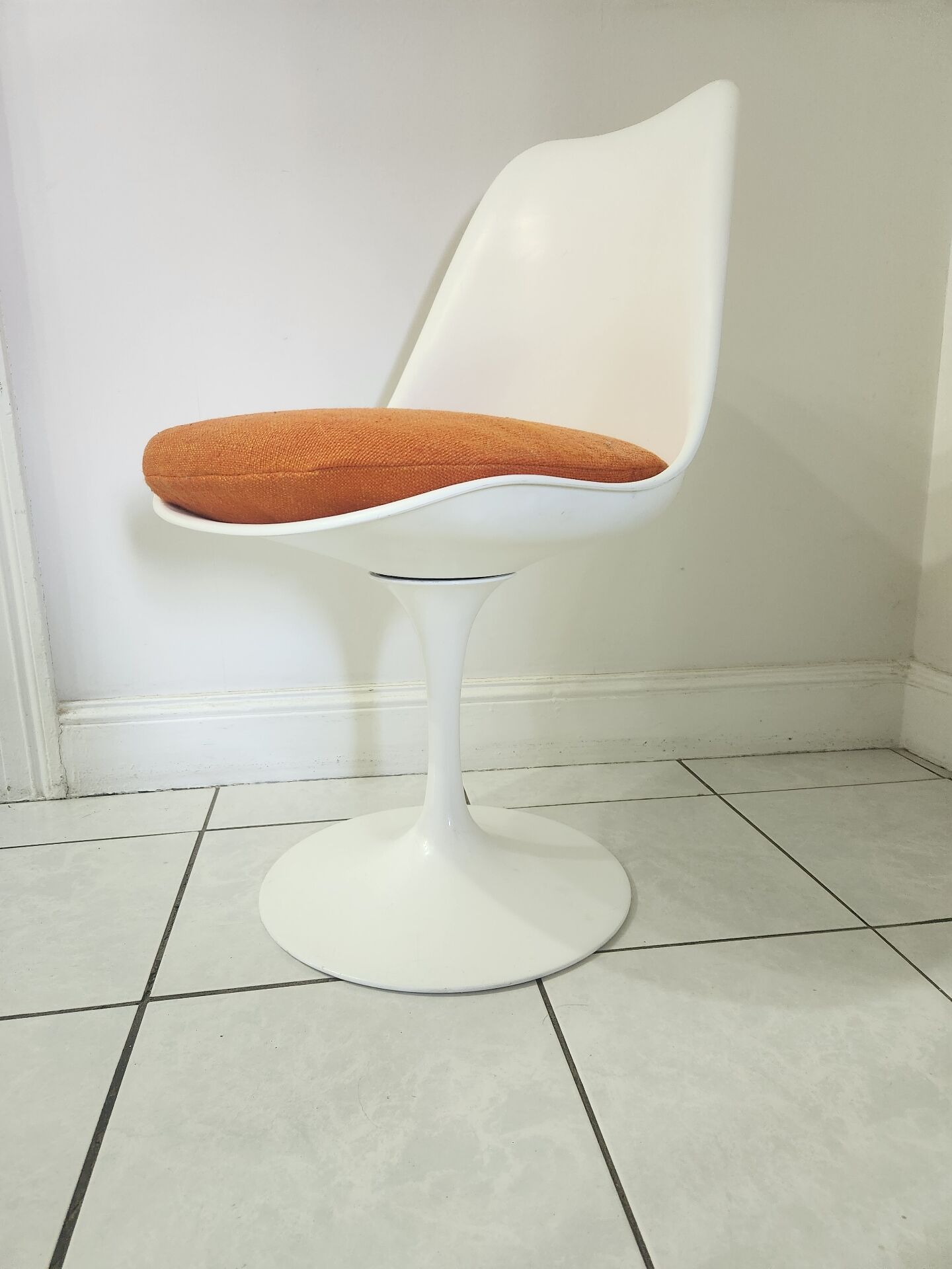 Chaise pivotante Tulip design de Eero Saarinen pour Knoll Int.