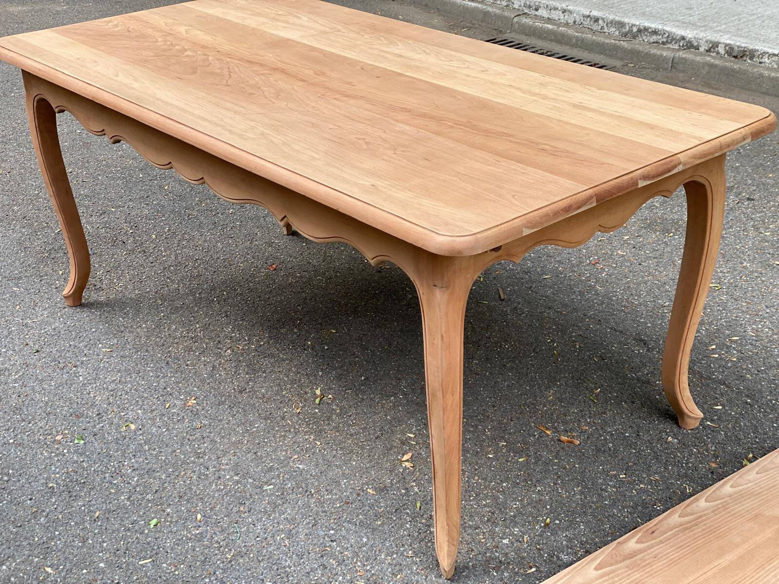 Table à manger de ferme chic extensible décapée en merisier massif Louis XV