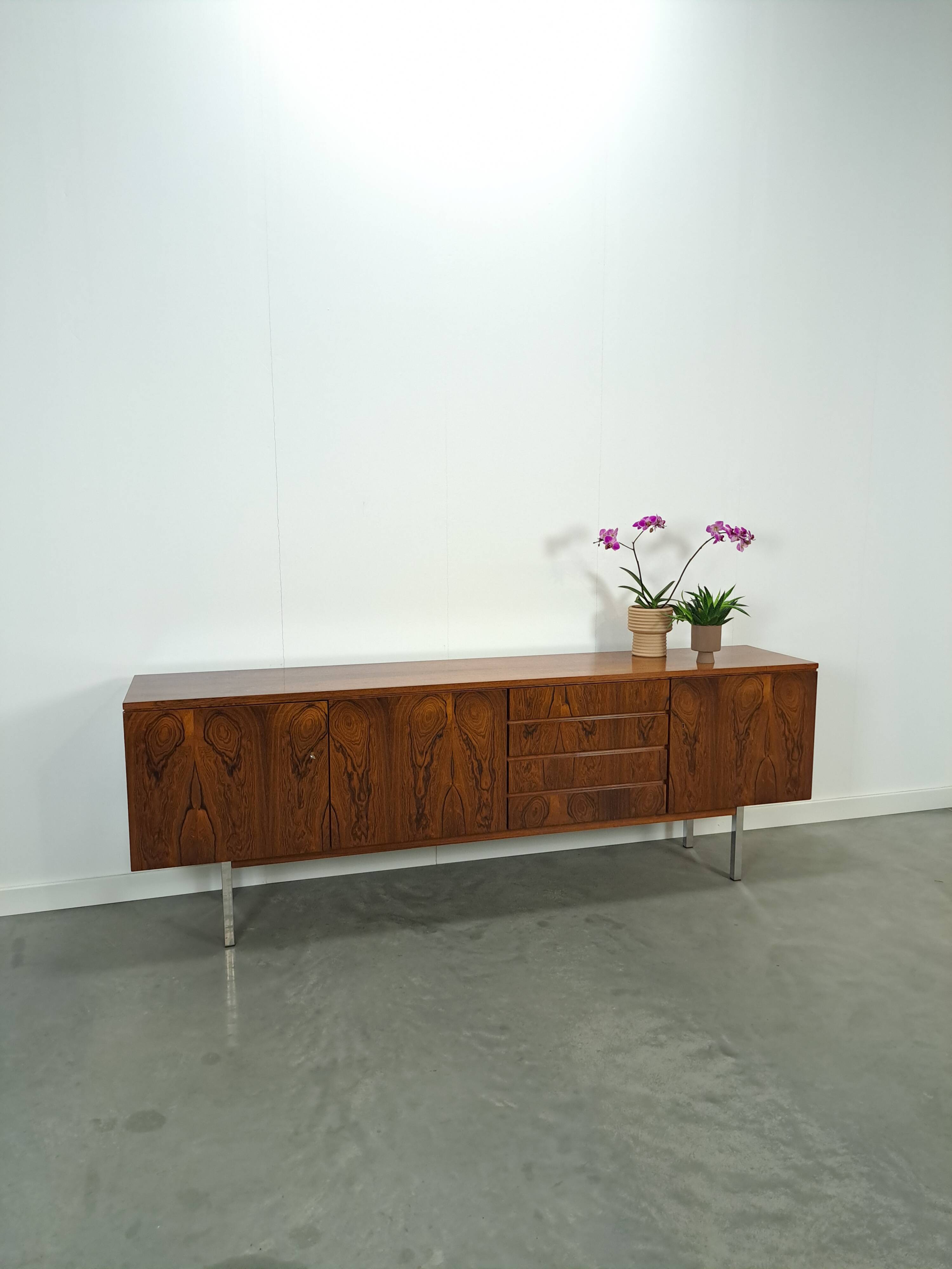 Dressoir rio palissandre plus fin avec chromen poten en lades