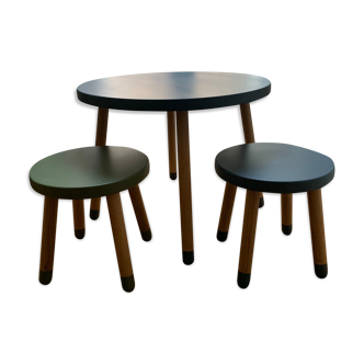 Children's table lot and its 2 Flexa stools