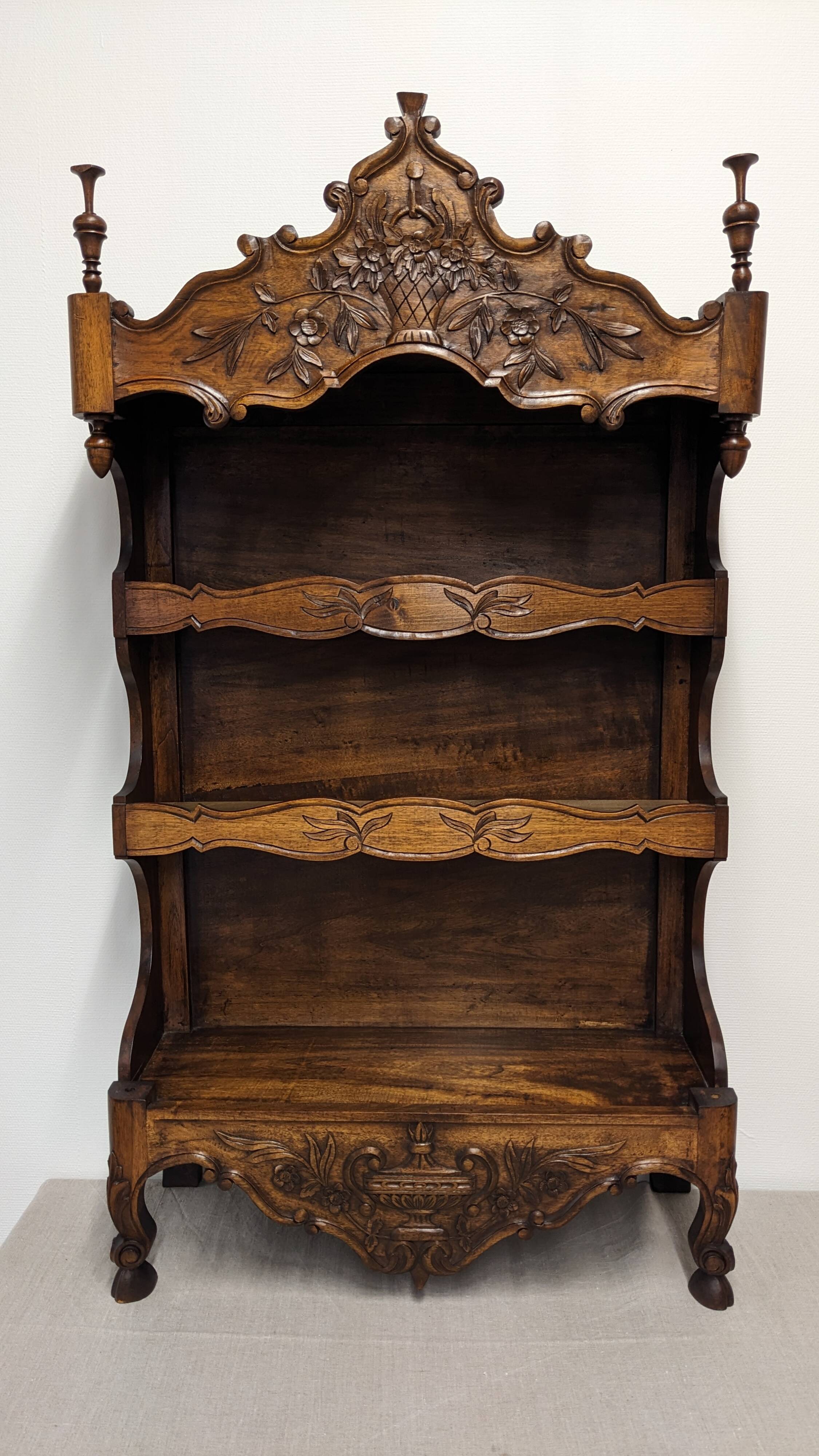 Etagère estagnier provençal de style Louis XV en noyer, France fin XIXème