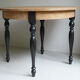 Table ronde en chêne cérusé, pieds teintés cirés