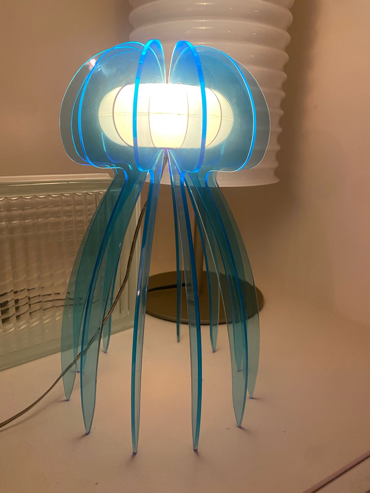 Lampe en plexiglas ou plexi vintage en forme de méduse