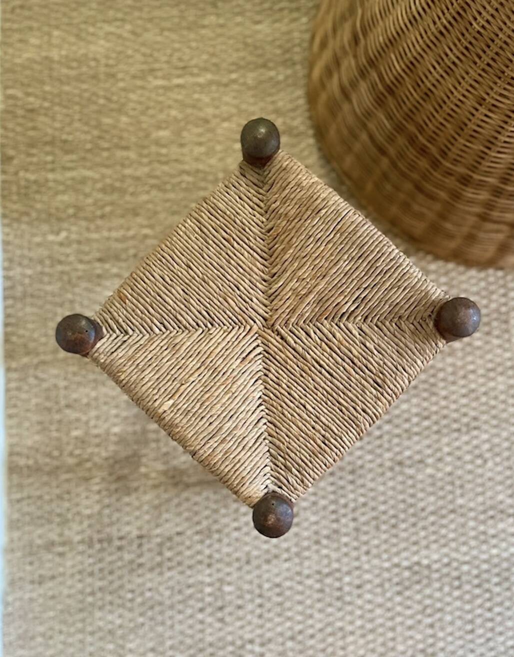 Tabouret en paille et bois