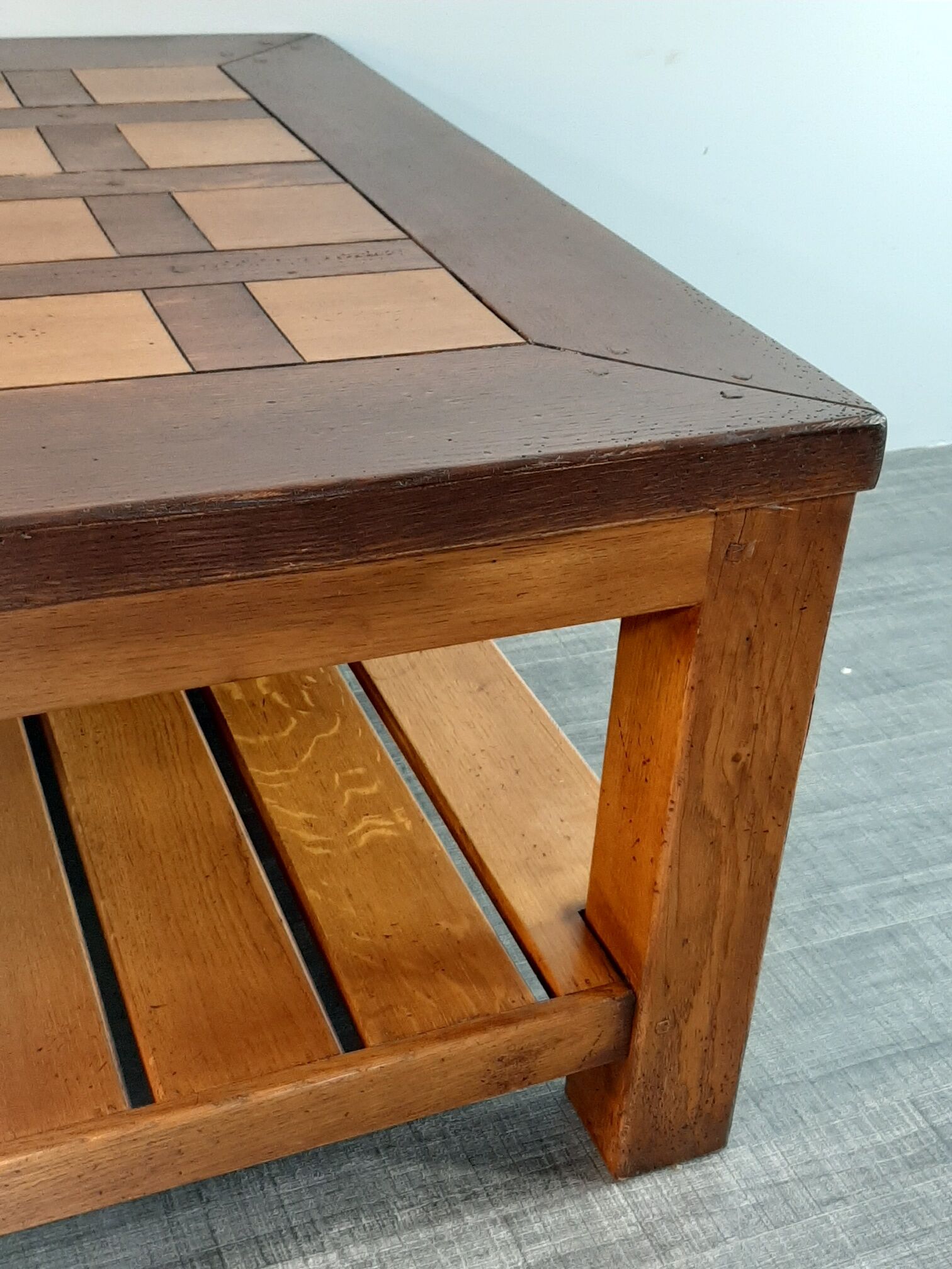 Table basse danoise en chêne début XXème siècle plateau à damier