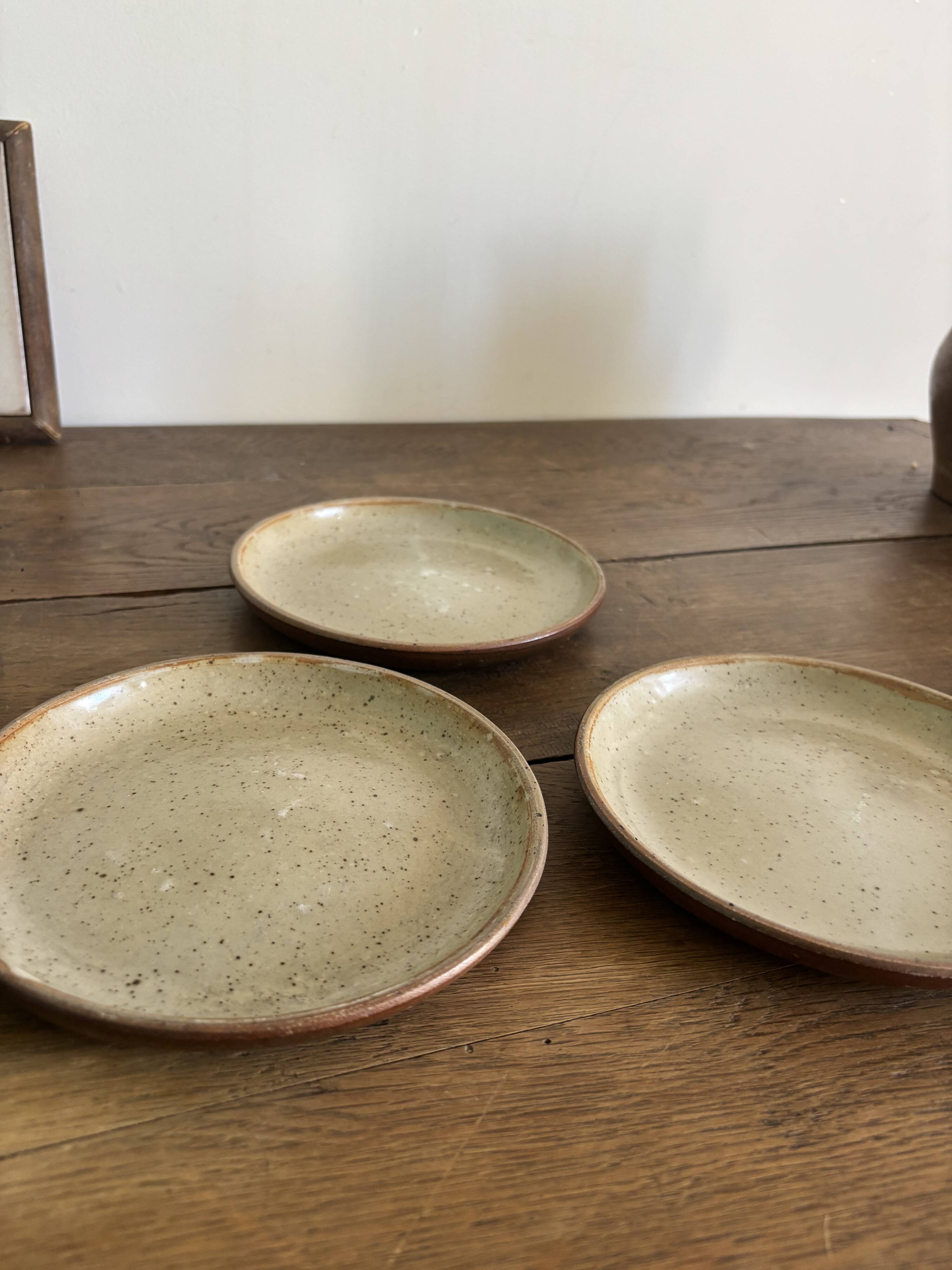 Trio d'assiettes à dessert anciennes en grès artisanal émaillé