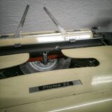 Olivetti Typewriter - Pluma 22