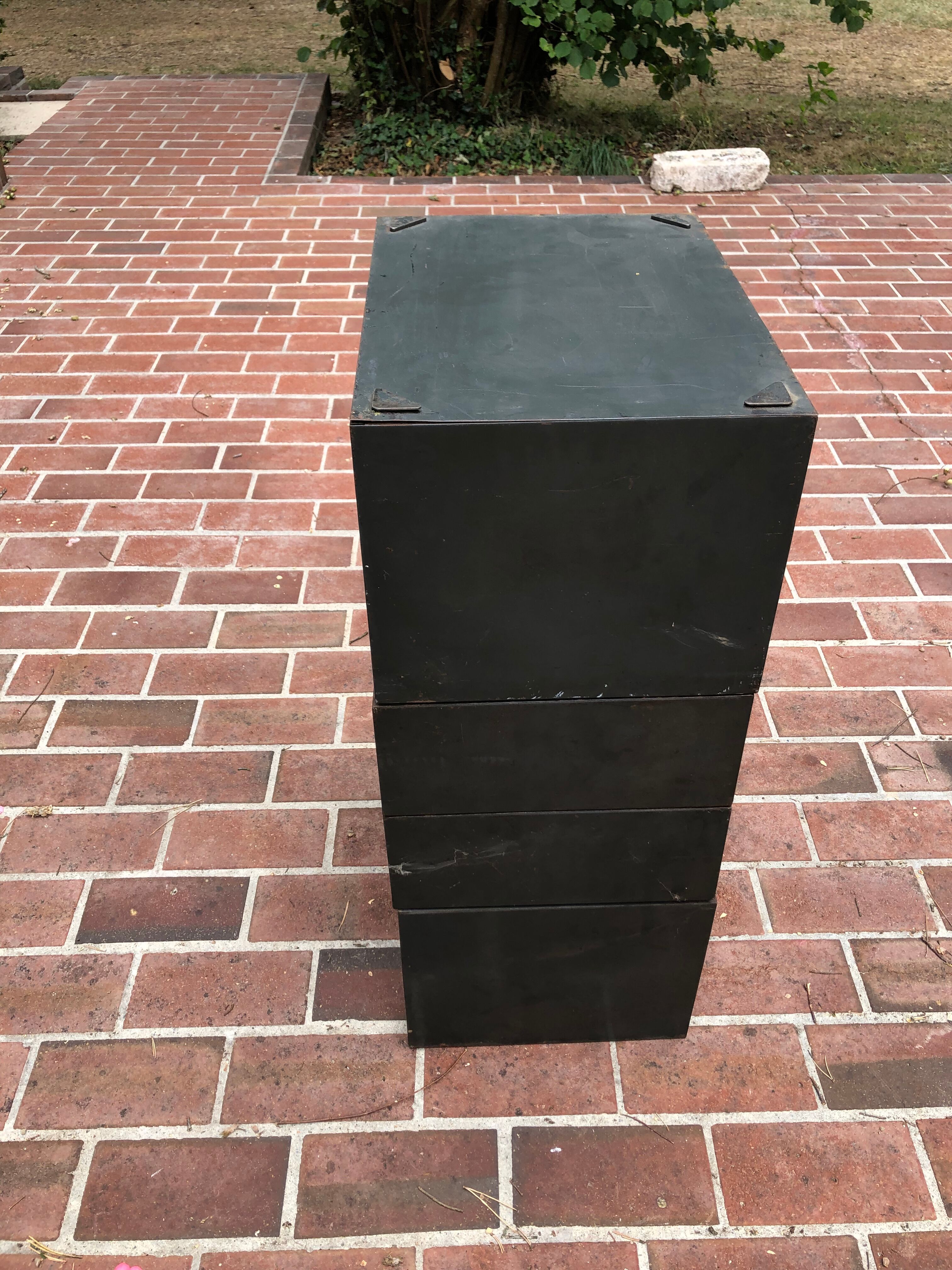Metal drawer units
