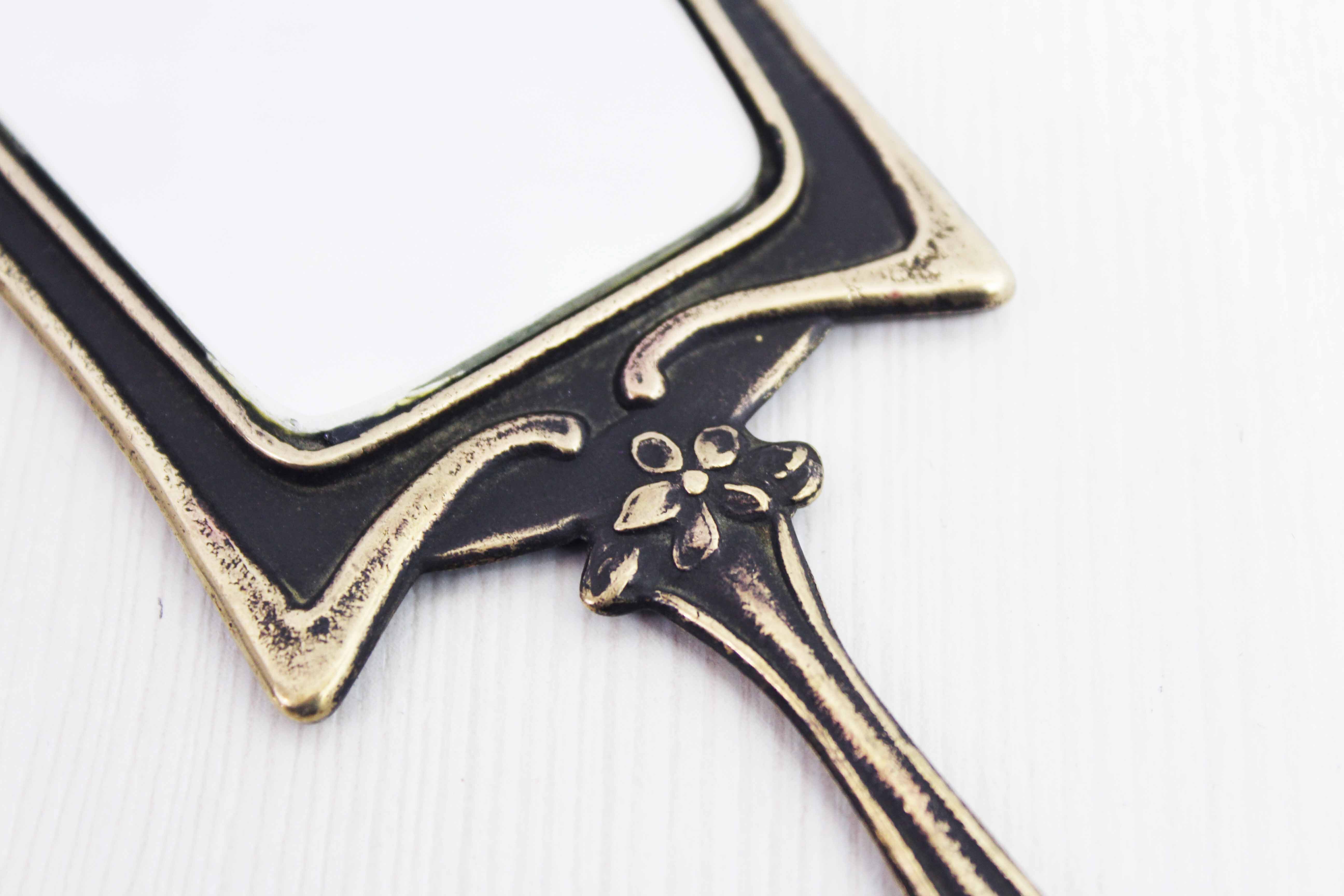 Art Deco hand mirror in bronze 8x17cm