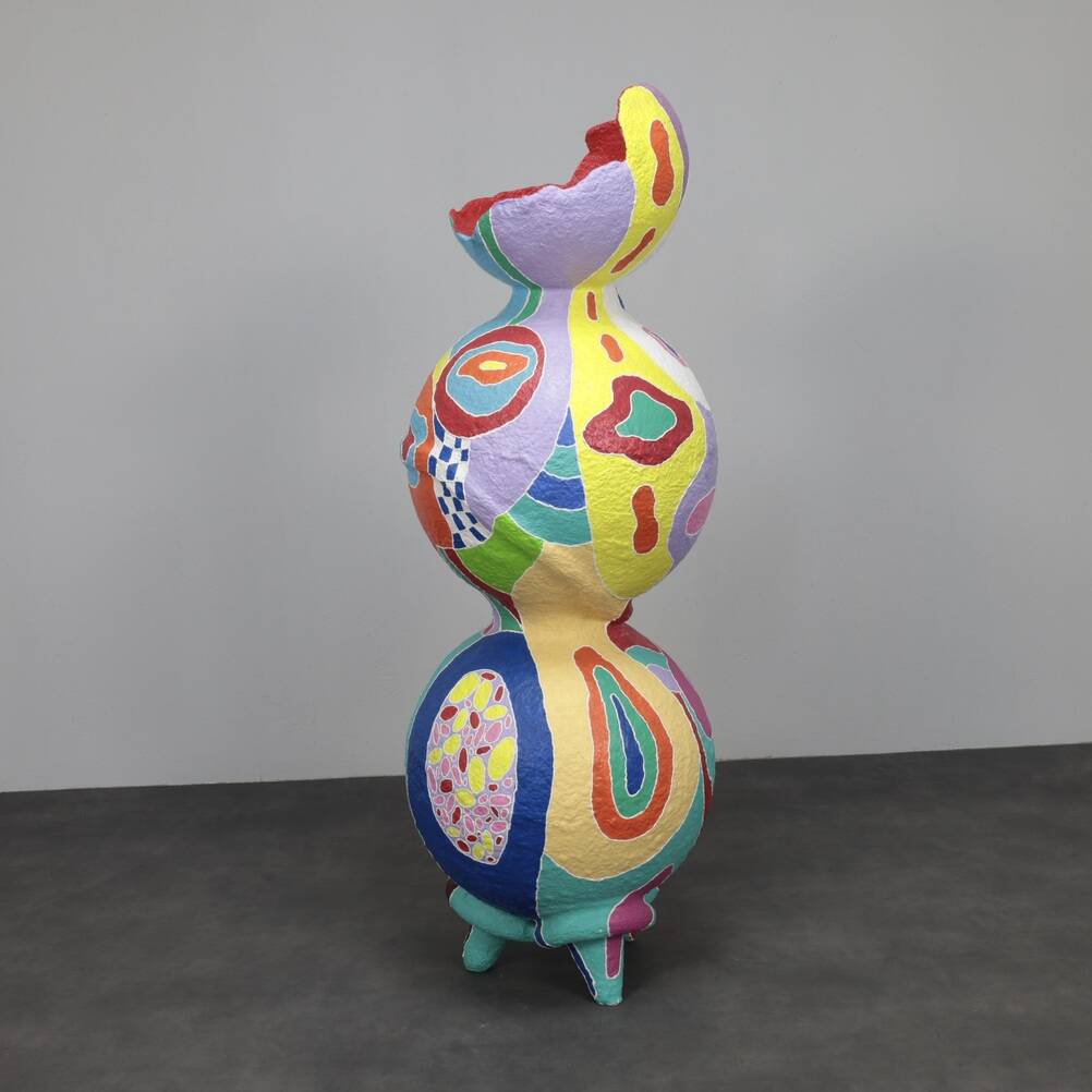 Sculpture contemporaine vibrante sur pied en papier mâché