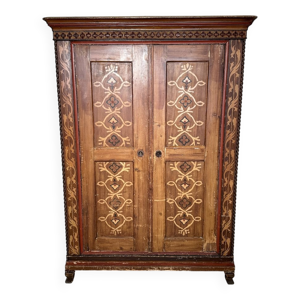 Armoire peinte et sculptée