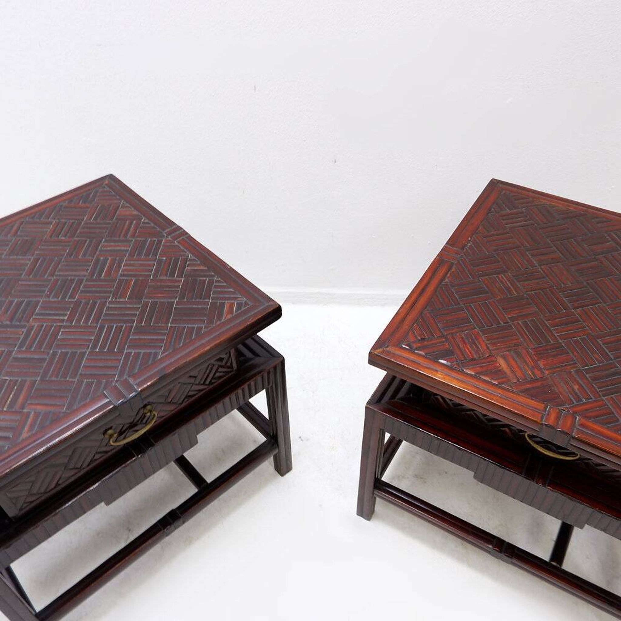 Pair of vintage pagoda tables in faux bamboo with chevron pattern - Maitland & Clasco