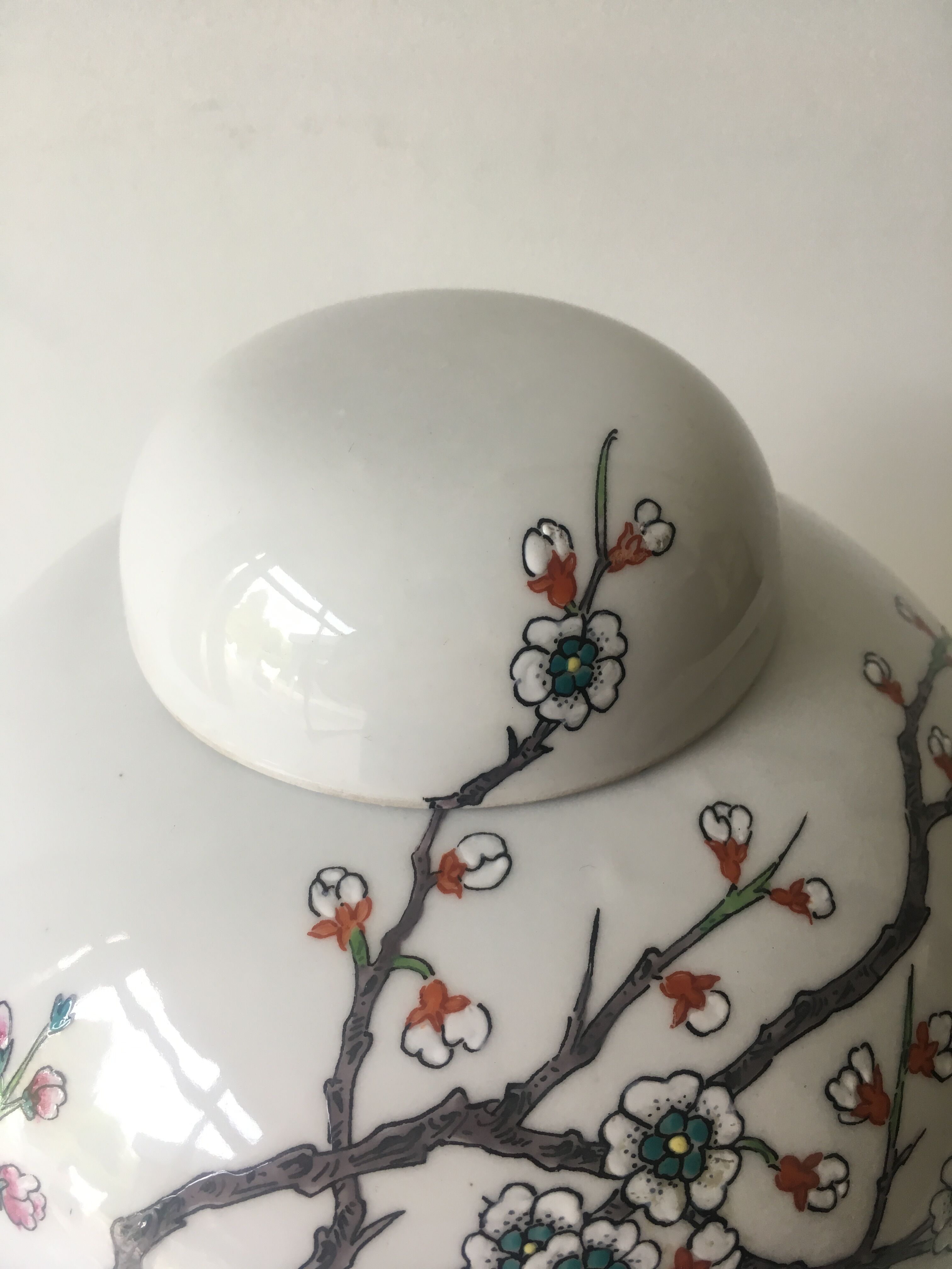 Covered pot in Paris porcelain
