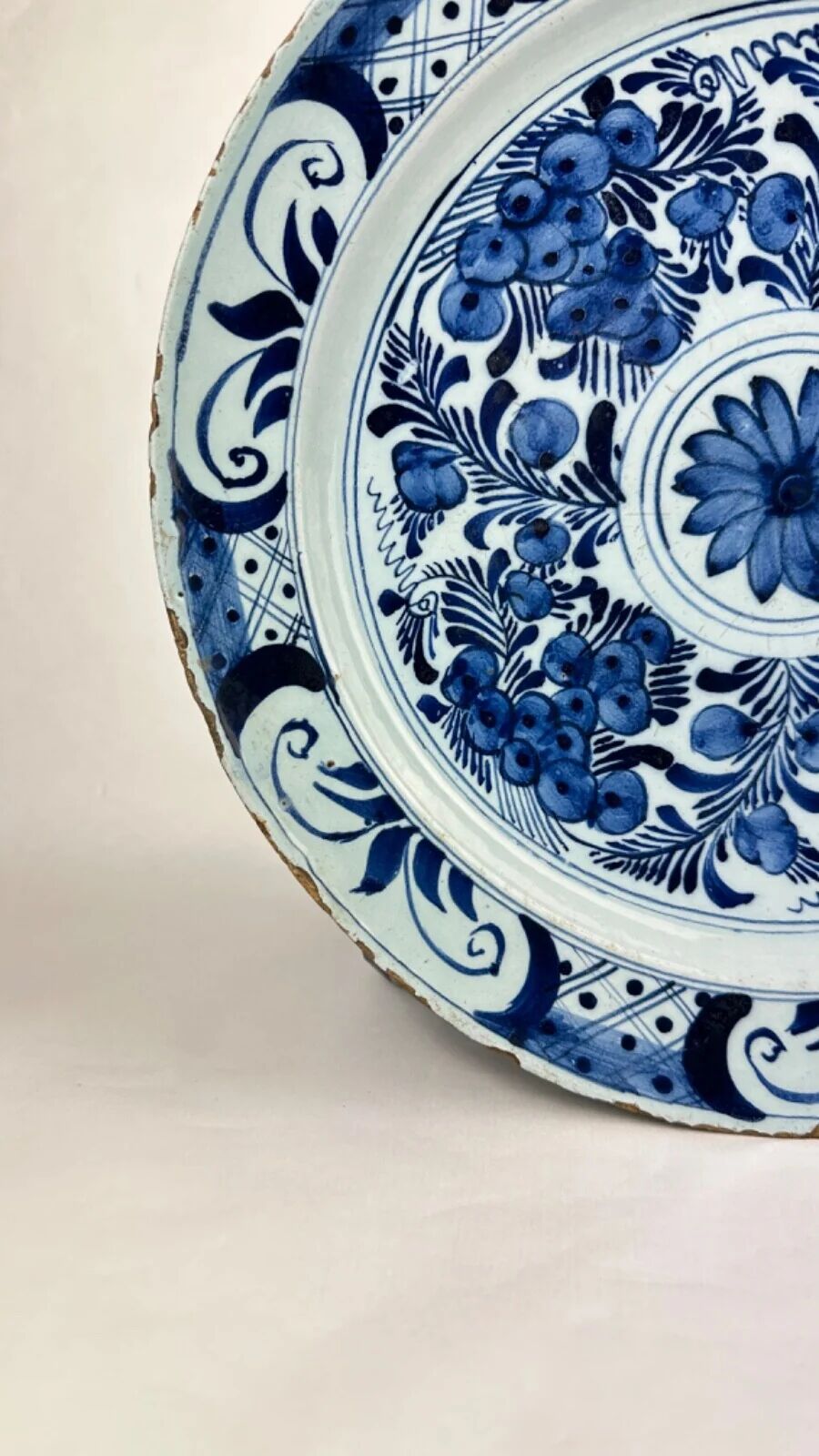 Delftware dish with blue flowers on a white background, 18th century, 35 cm