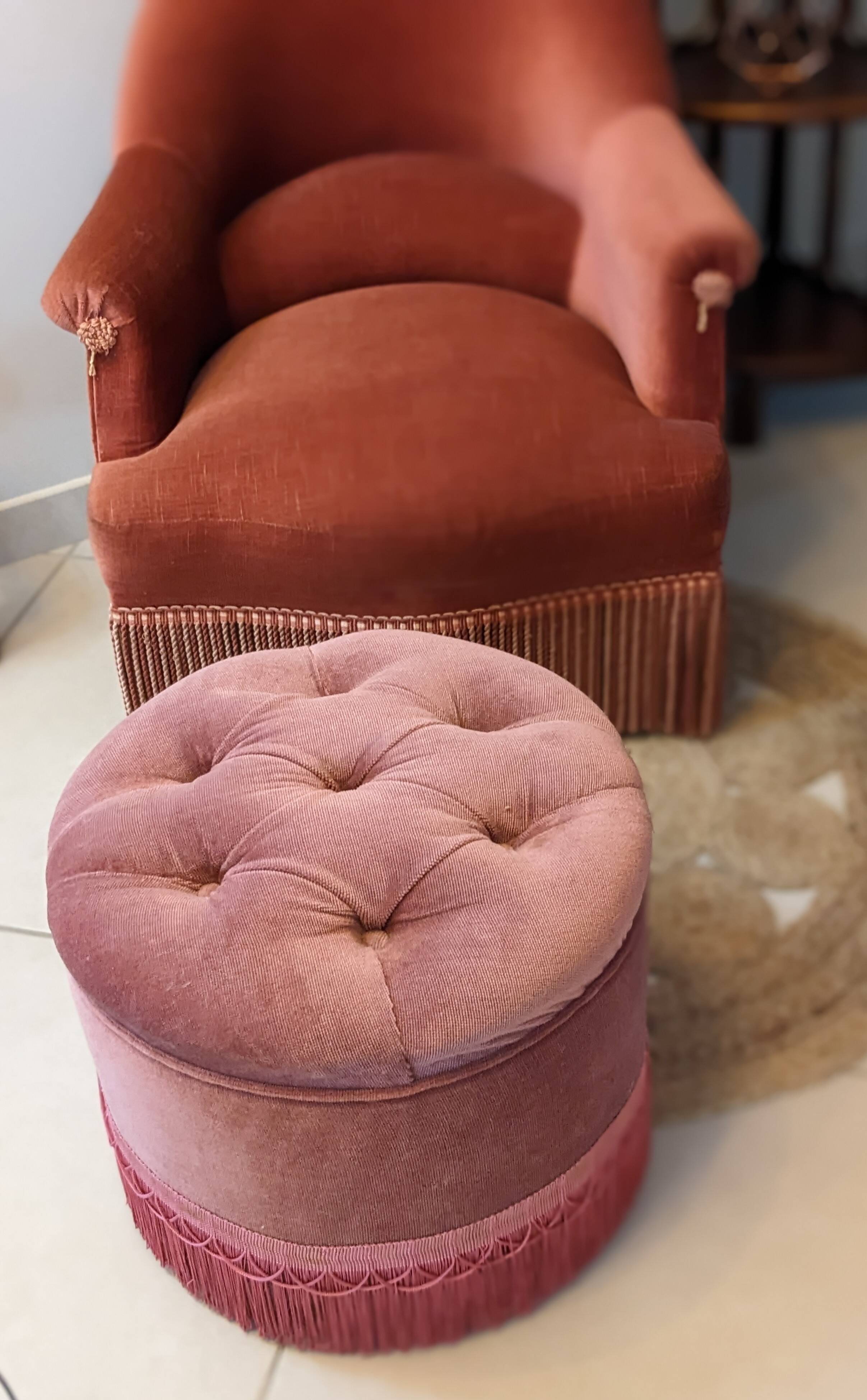 Pouf or footrest in pink velvet with fringes