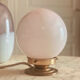 Lampe à poser globe opaline rosé