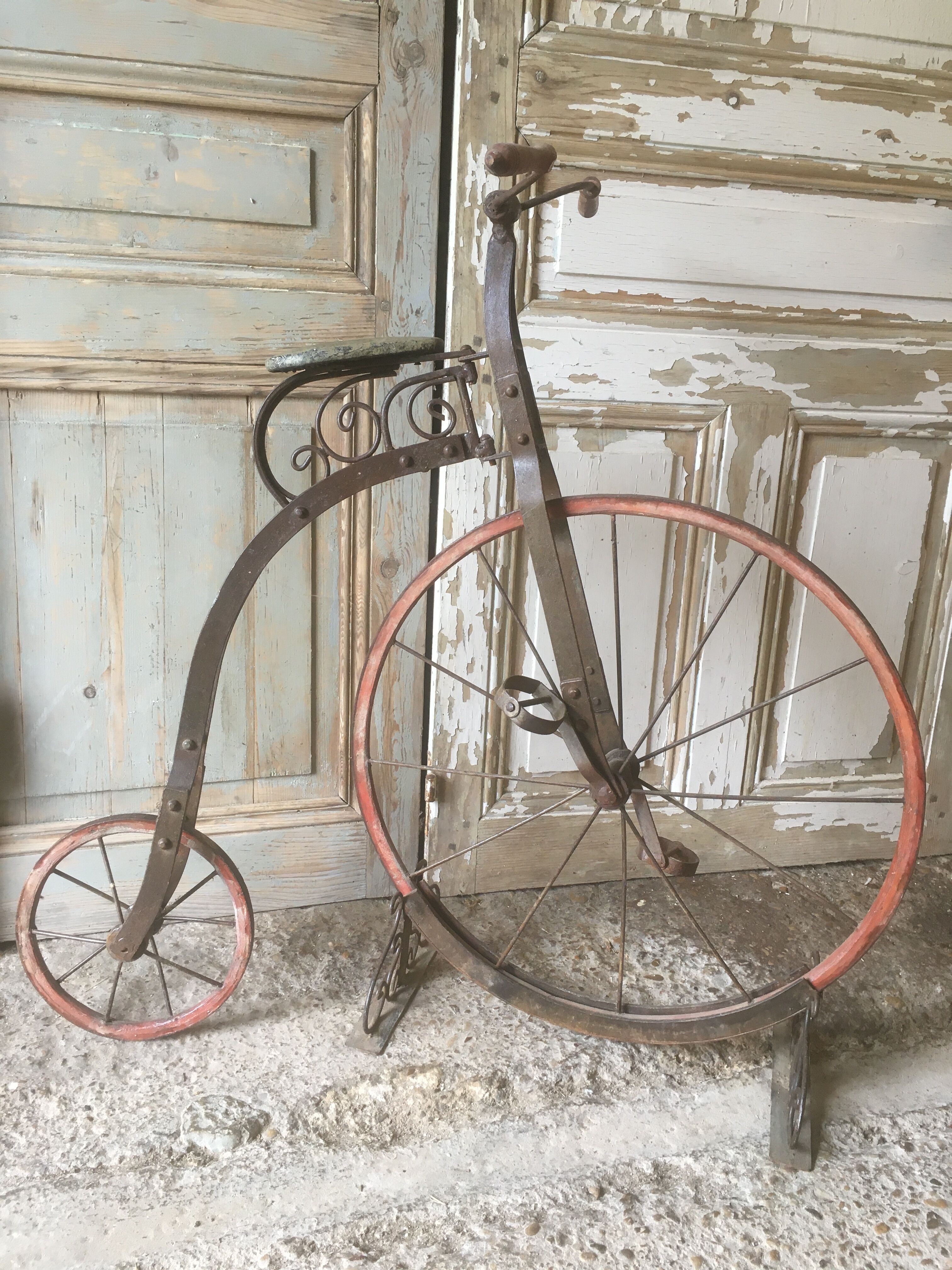 Bi child 1900 in metal and wood on base