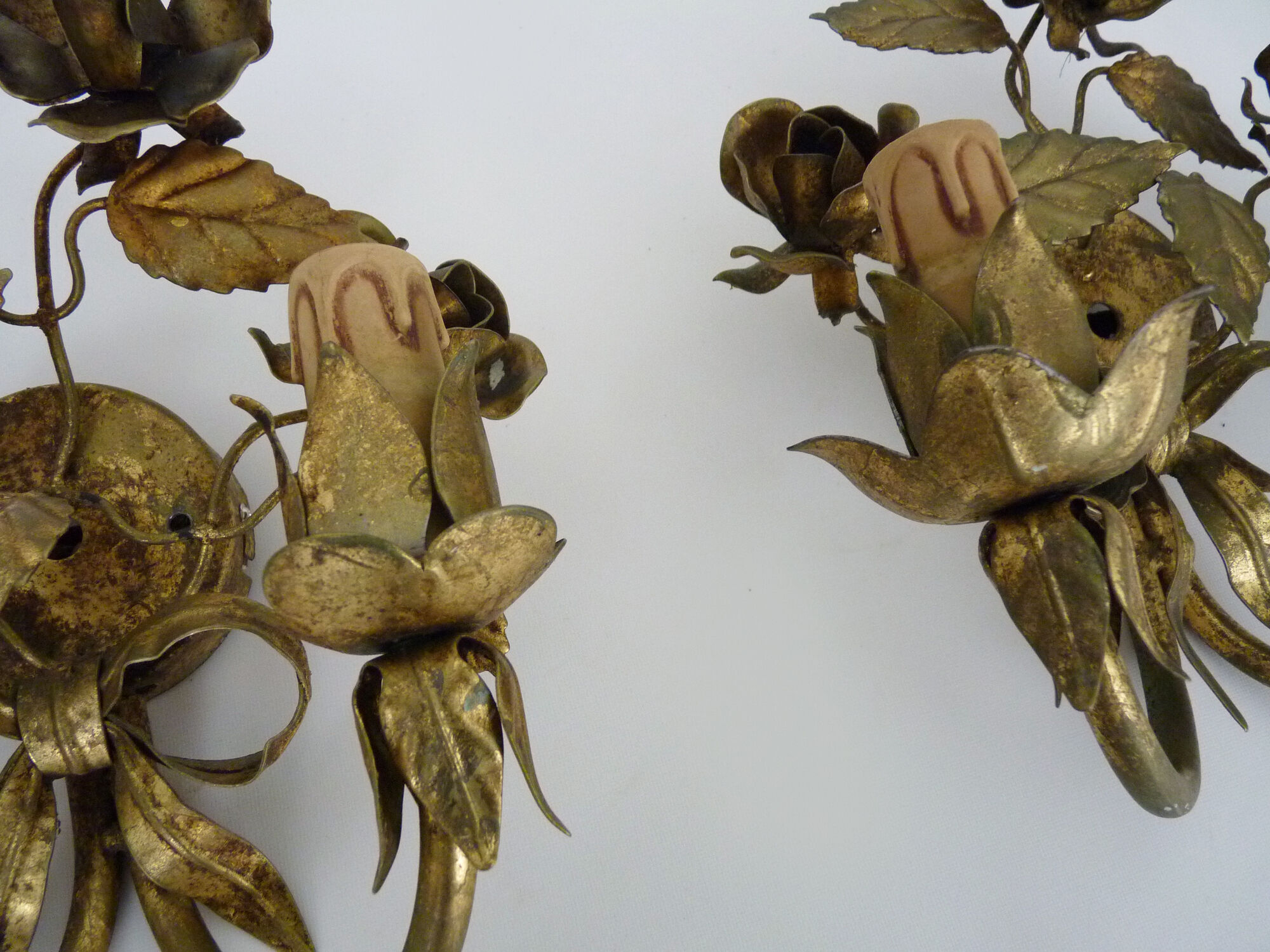Pair of gilded metal sconces decorated with flowers and foliage. Year 60