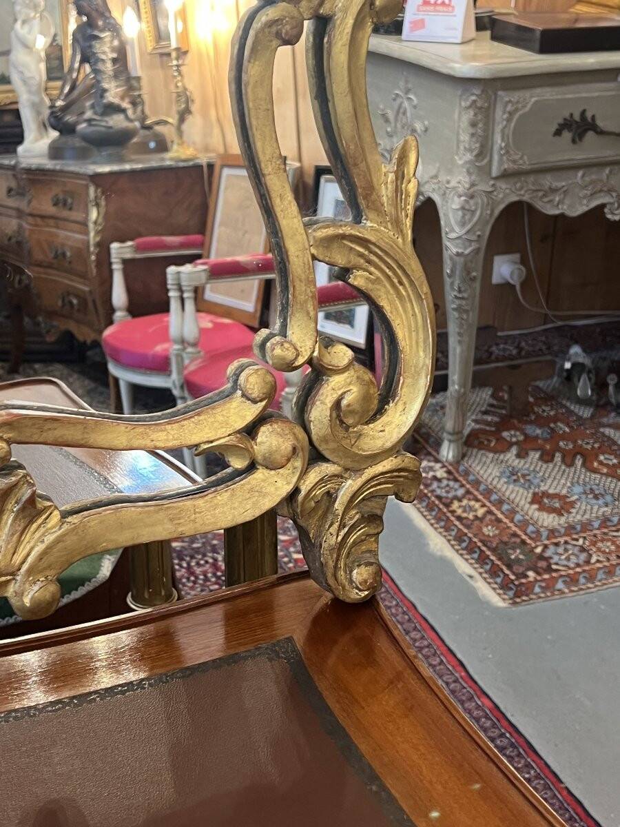 Mirror with carved and gilded wooden frame, 18th century, with scrollwork decoration.