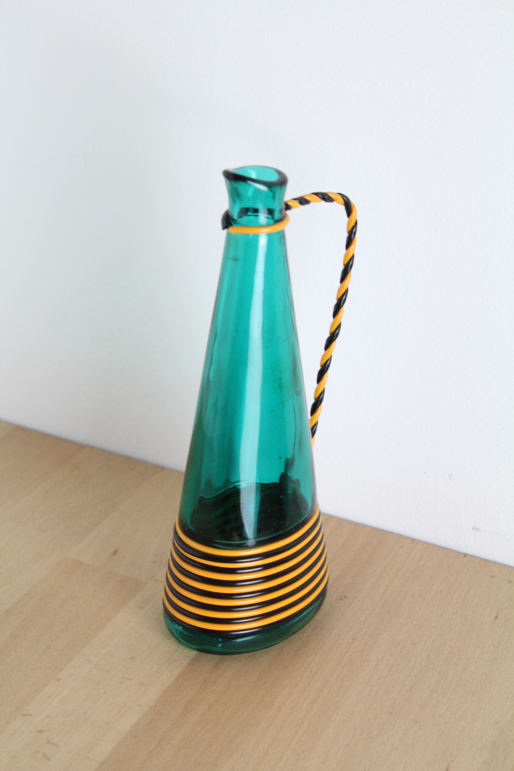 Vase in green glass and lanyards 70s doilies