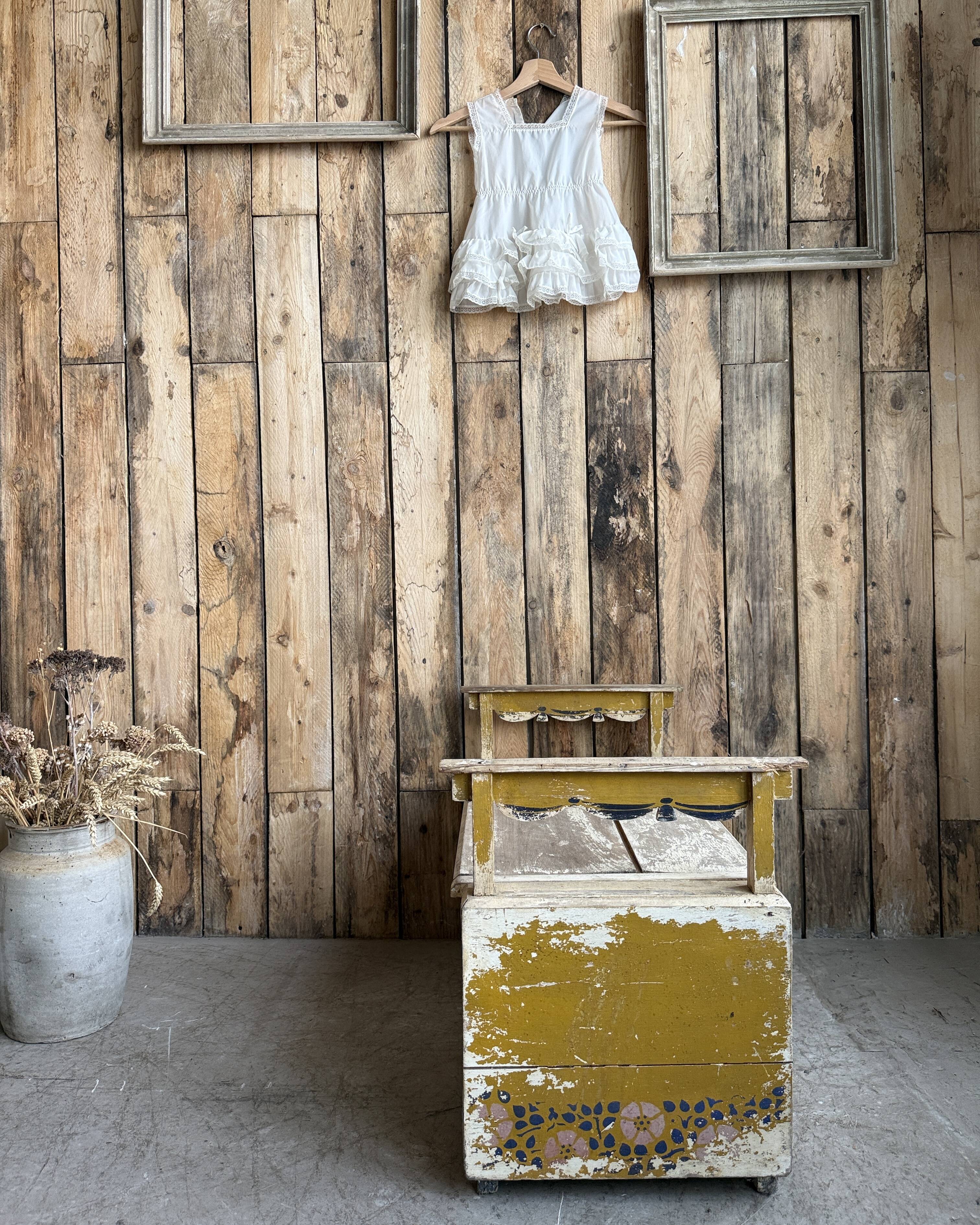 Patinated children's storage bench (renovated)